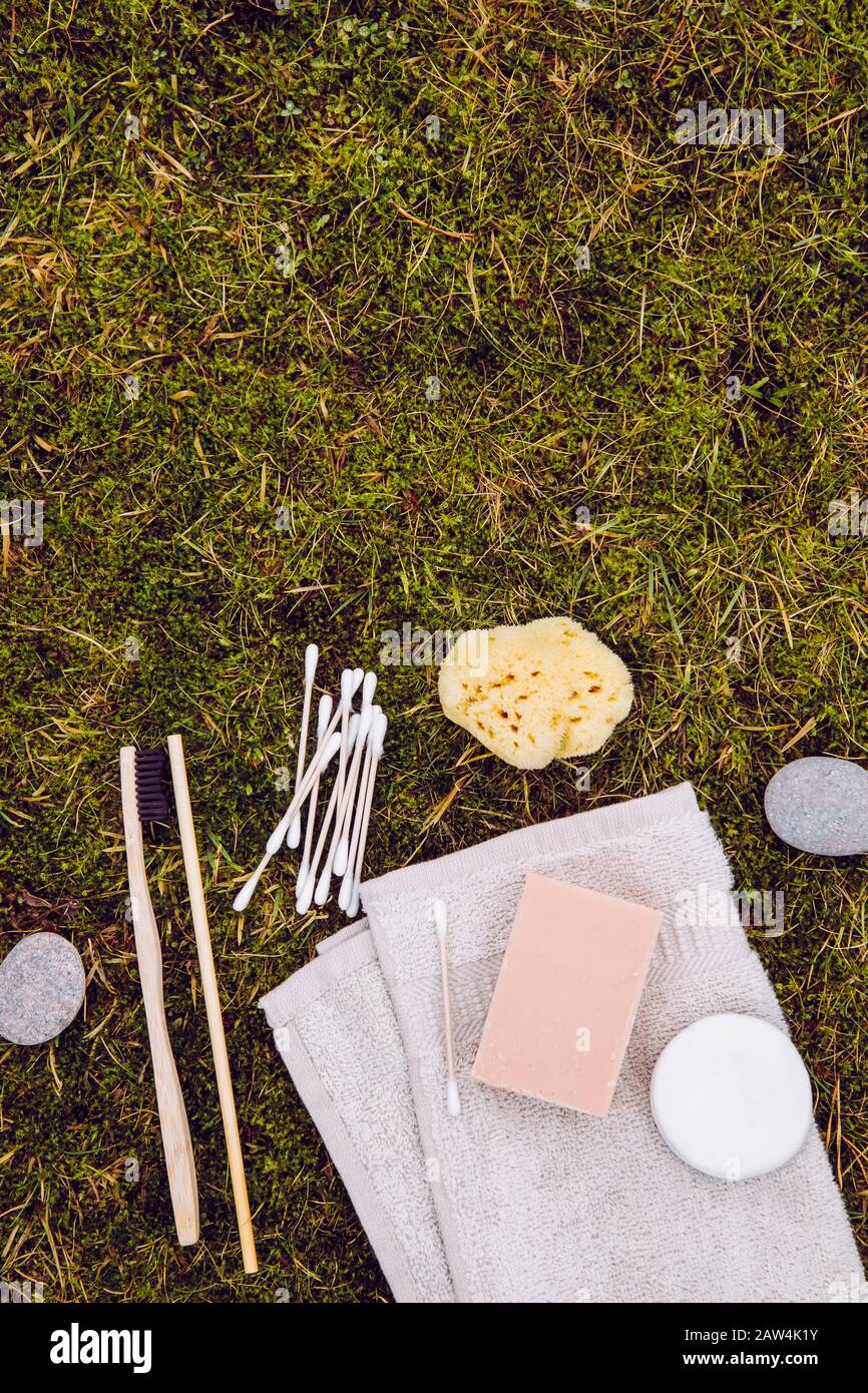 Concept de produits naturels et biodégradables. Divers produits de salle de bains sur la mousse verte naturelle à l'extérieur. Vue à plat avec beaucoup d'espace de copie. Fib bambou Banque D'Images