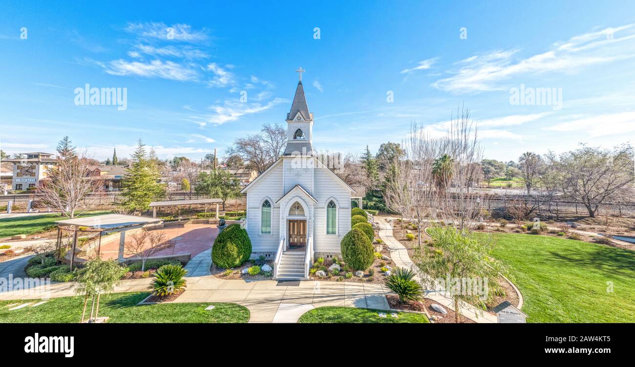 Petite église d'une pièce sur le devant de la St dans la petite ville de Rocklin Californie Banque D'Images