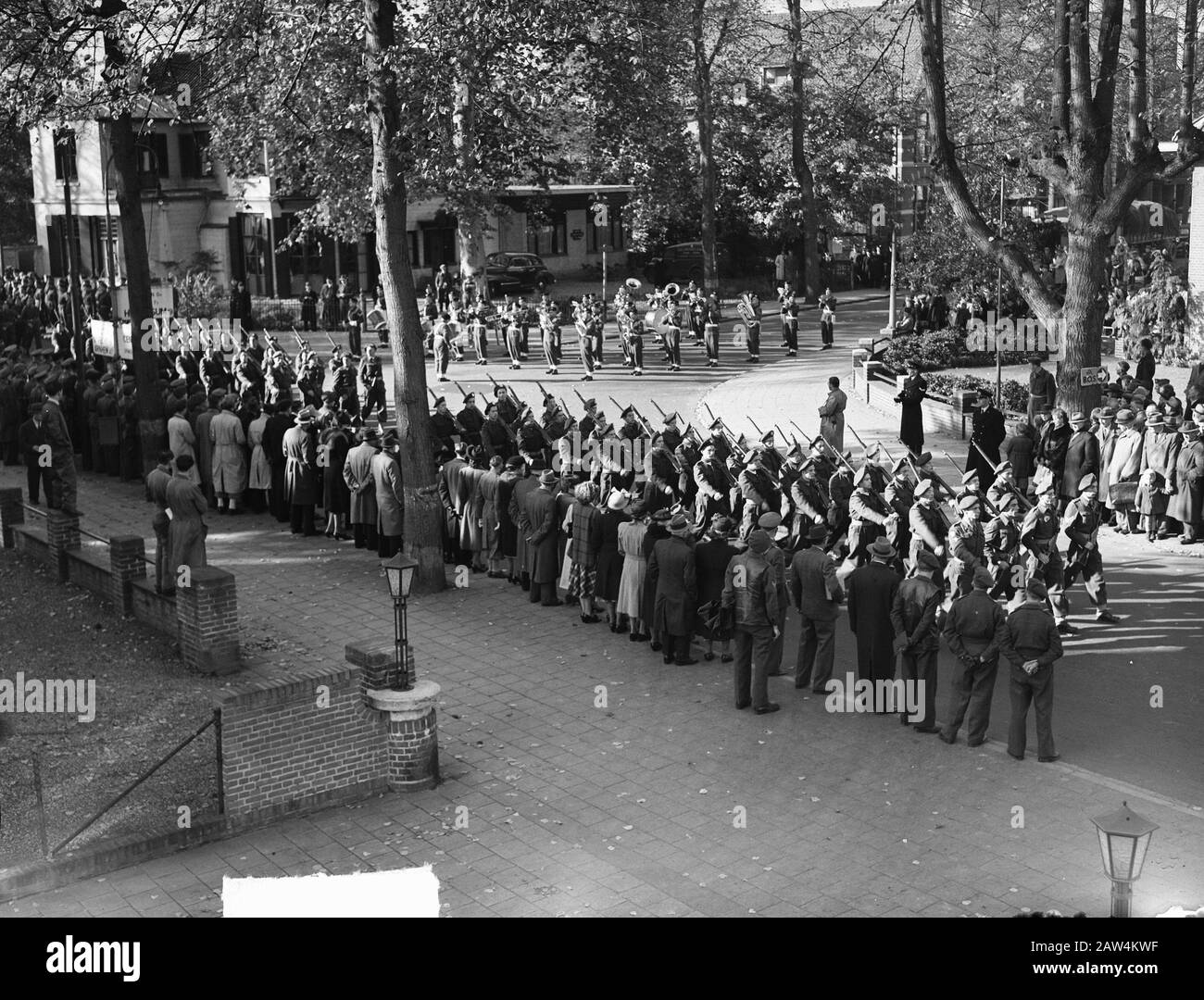 Armée Royale. Défilé avec musique Date : 28 octobre 1948 lieu : Amersfoort mots clés : soldats, musique, parades Nom de l'établissement : Armée royale Banque D'Images