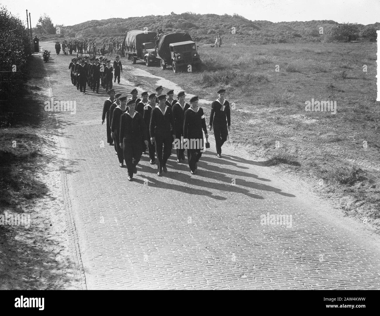 La reine Juliana marche de mars à Kijkduin. Marine Naval Hospital Overveen Date: 27 Septembre 1948 Lieu: La Haye, Kijkduin Mots Clés: Soldats, Randonneurs, Randonnée Pédestre Banque D'Images