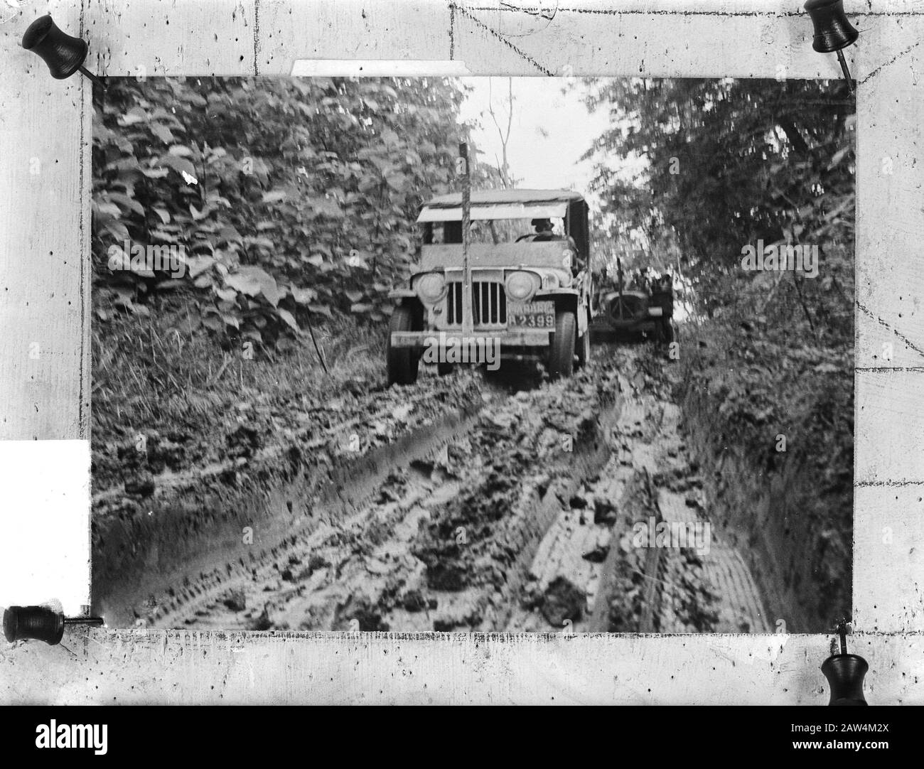 Marvo 5D11 Date : 15 janvier 1949 mots clés : jeeps, boue, jungle, routes sablonneuses Nom de l'établissement : Marvo Banque D'Images