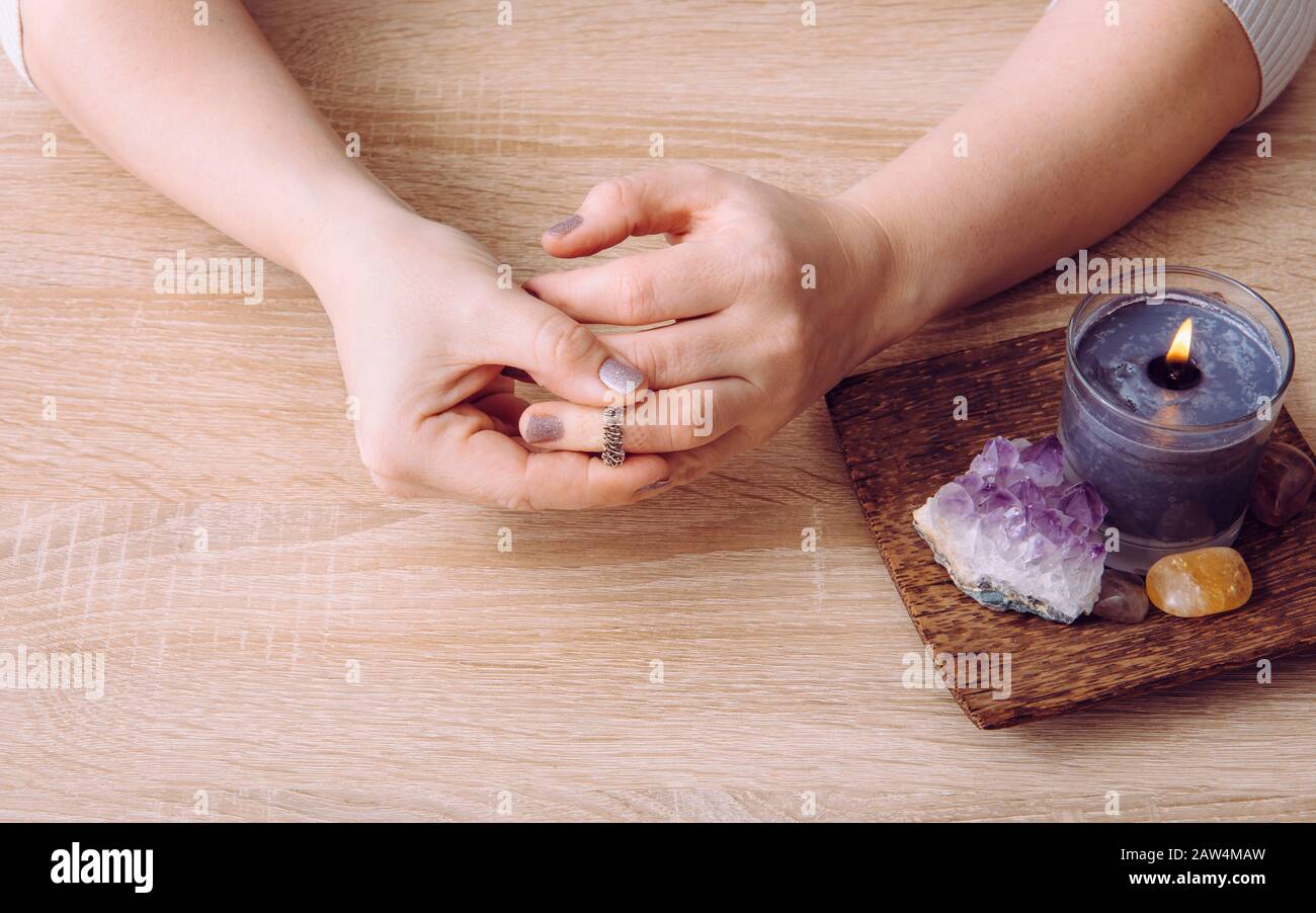 Femme utilisant l'anneau de massage d'acupression sur les doigts. L'acupression est une technique de médecine alternative avec la pression physique est appliquée à l'acupuncture poi Banque D'Images