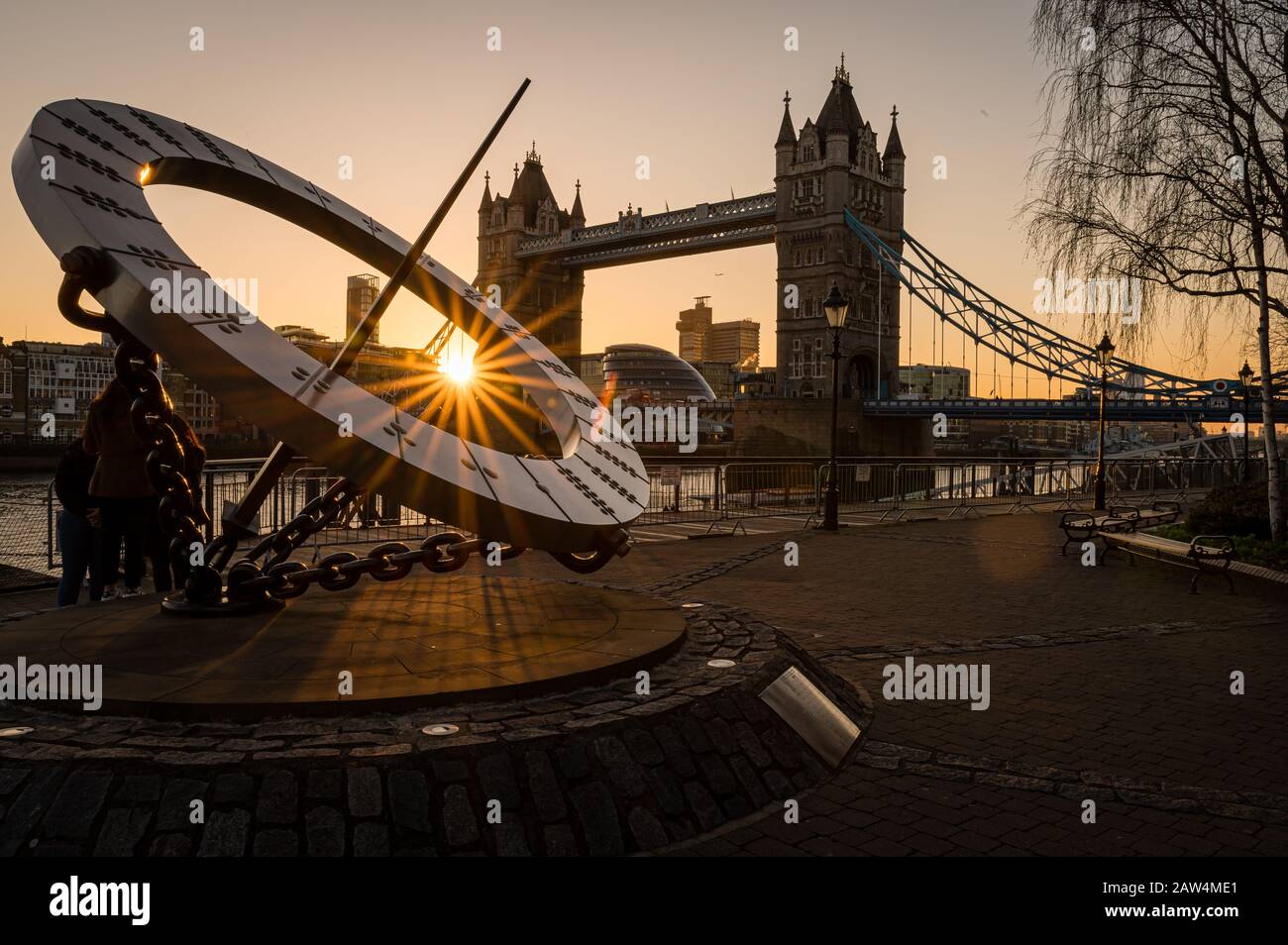 Le Timepiece Sundial et Tower Bridge au coucher du soleil à Londres, au Royaume-Uni Banque D'Images