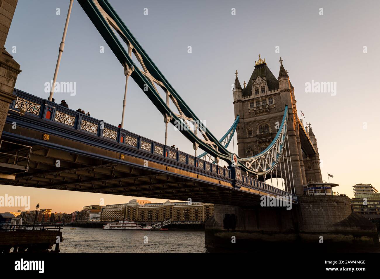 Tower Bridge au coucher du soleil à Londres, Royaume-Uni Banque D'Images