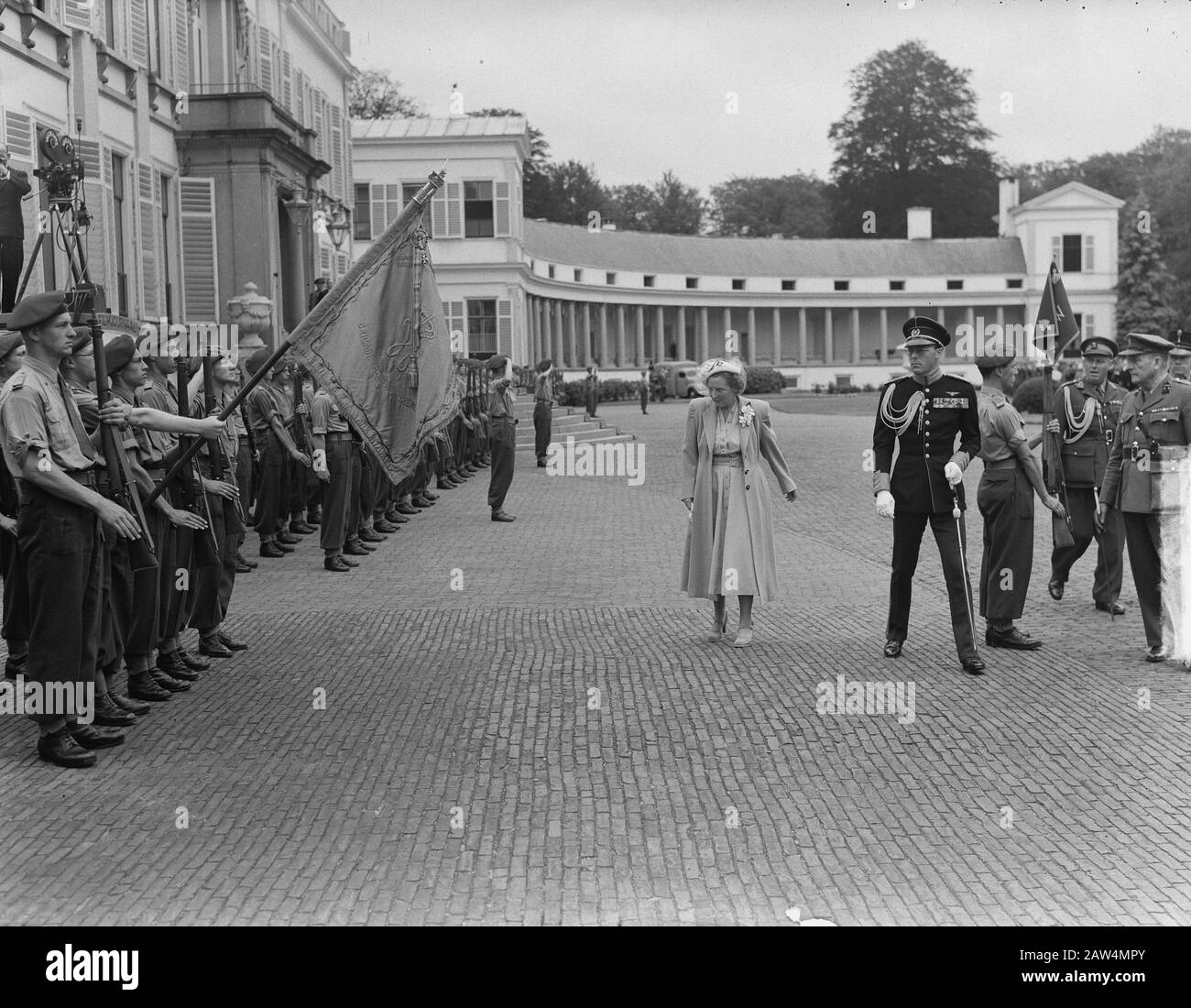 Célébration du 12,5 anniversaire de mariage de la Reine Juliana et du Prince Bernhard la Reine Juliana et le Prince Bernhard inspectent la garde d'honneur Date: 7 juillet 1949 lieu: Soestdijk mots clés: Gardes d'honneur Nom De La Personne: Bernhard (prince Pays-Bas), Juliana (Reine Pays-Bas) Banque D'Images