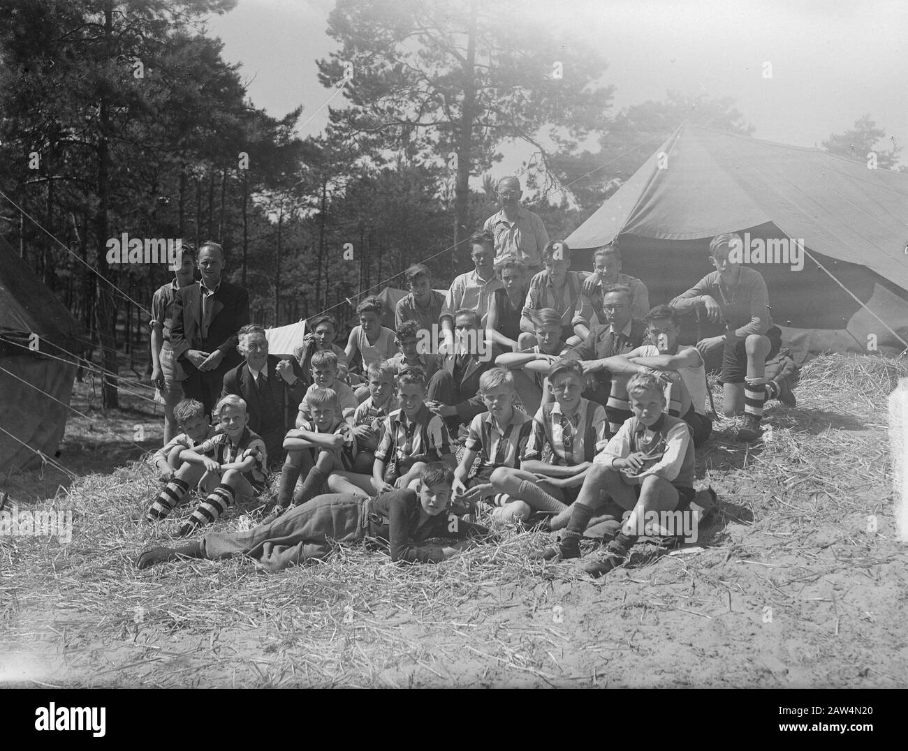 KNVB camp Nunspeet. [Group portrait club sans nom] Annotation: 530 jeunes joueurs de football réunis à Nunspeet dans la semaine du 8 au 13 août (selon les journaux) Date: 3 août 1949 lieu: Nunspeet mots clés: Jeunes, soccer Banque D'Images