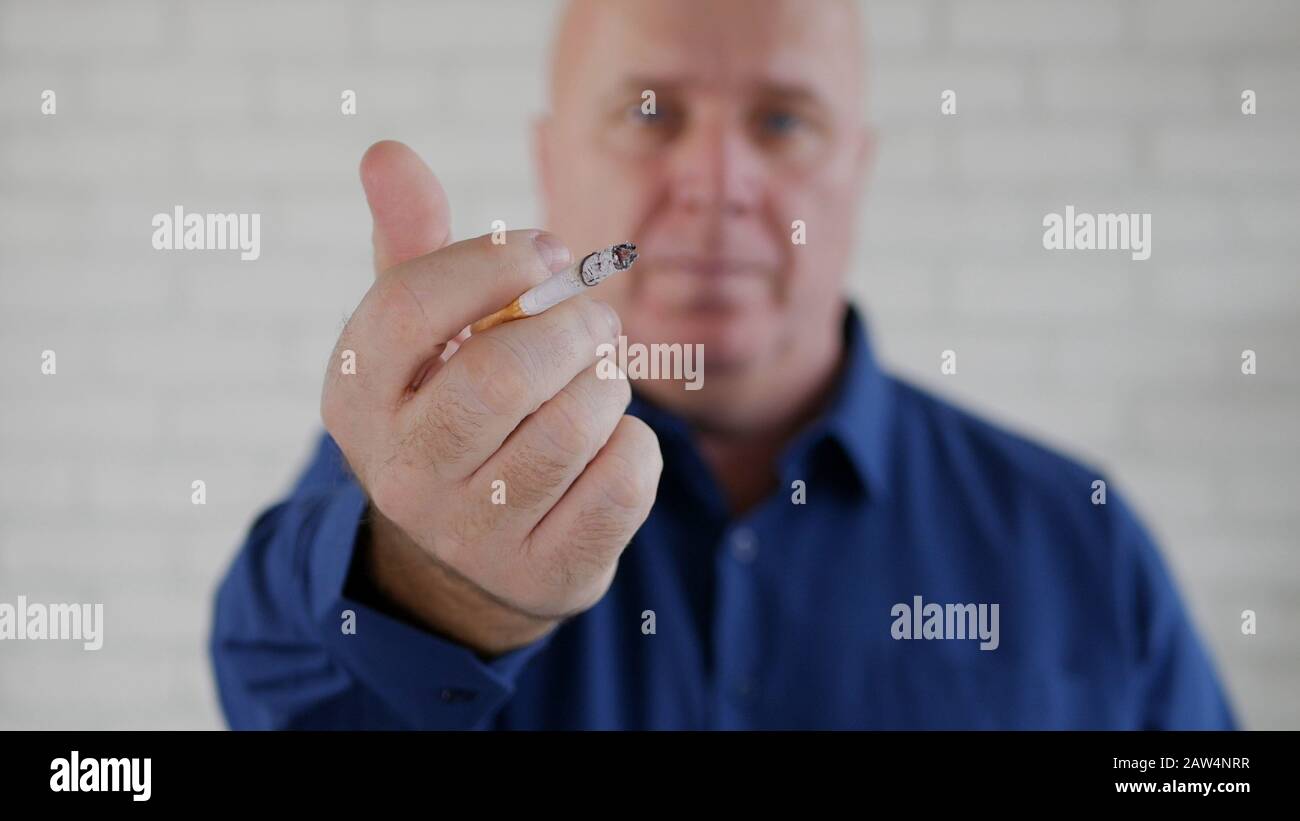 Image Avec Une Personne Détendue Montrant Gros Plan Dans Sa Main Un Brûlage De Cigarette, Malsain Dangereux Et Le Comportement Vicieux Banque D'Images