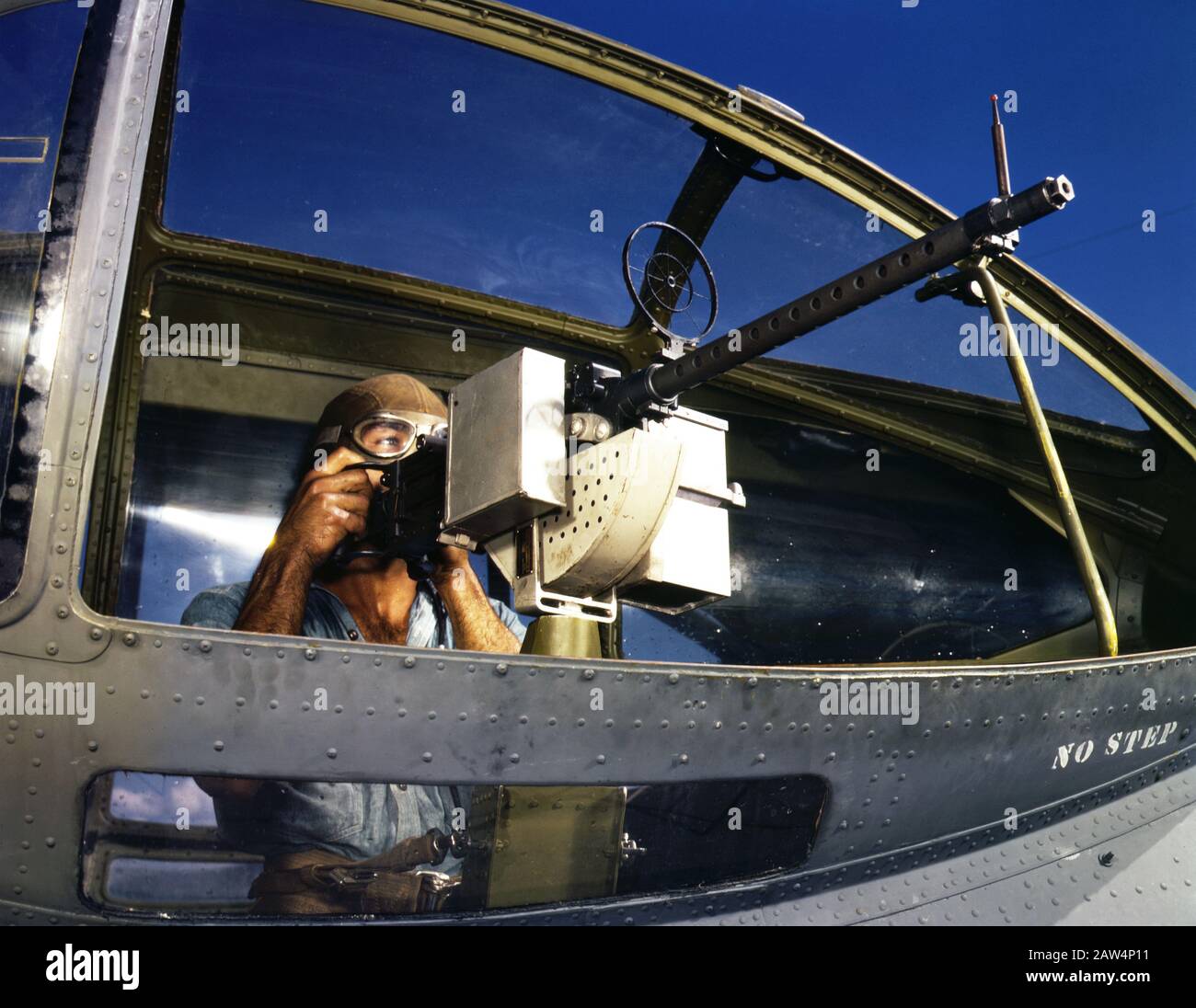 Jesse Rhodes Waller, Aviation Ordnance Mate, troisième classe, essayant un pistolet à machine de 30 calibre qu'il vient D'Installer dans Navy PBY plane, base navale Air, Corpus Christi, Texas, États-Unis, photographie de Howard R. Hollem, U.S. Office of War information, août 1942 Banque D'Images