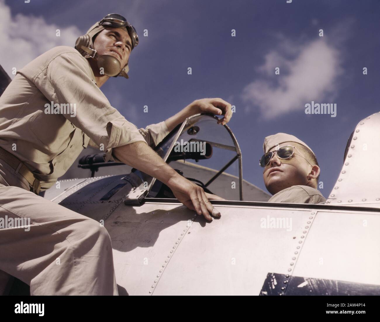 Ensign Noressey et Cadet Thenics à la base navale de l'Air, Corpus Christi, Texas, États-Unis, photographie de Howard R. Hollem, U.S. Office of War information, août 1942 Banque D'Images