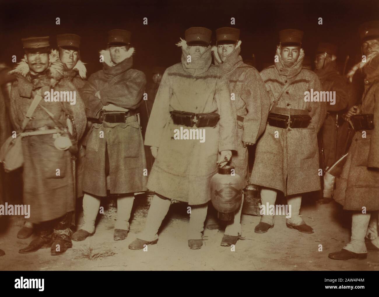 Les Troupes japonaises à Chemulpo après la bataille navale et attendant d'être envoyées à Séoul, photo de Robert Lee Dunn, février 1904 Banque D'Images