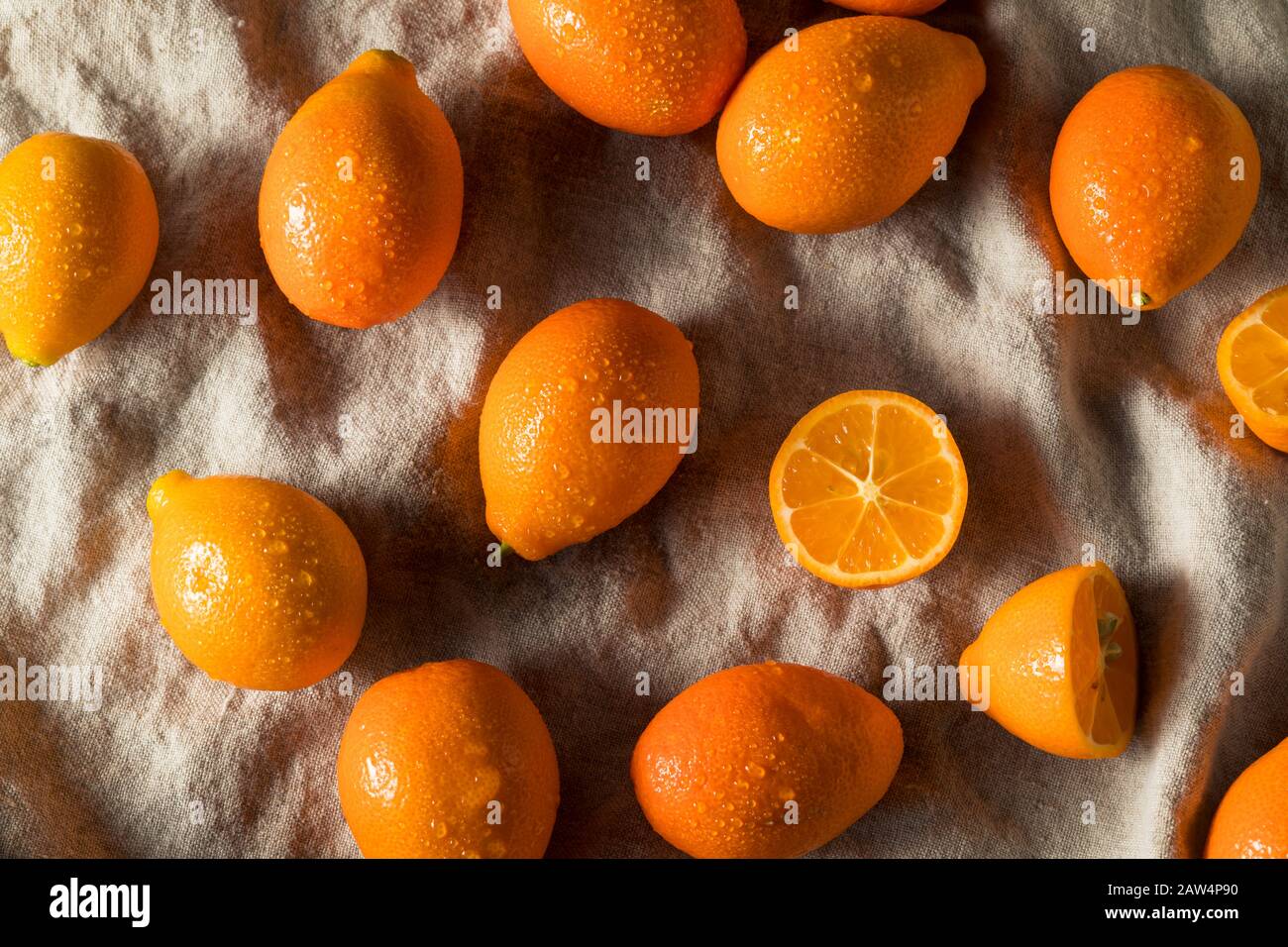 Orange Biologique Brut Kumquat Mandarinquats Prêts À Manger Banque D'Images