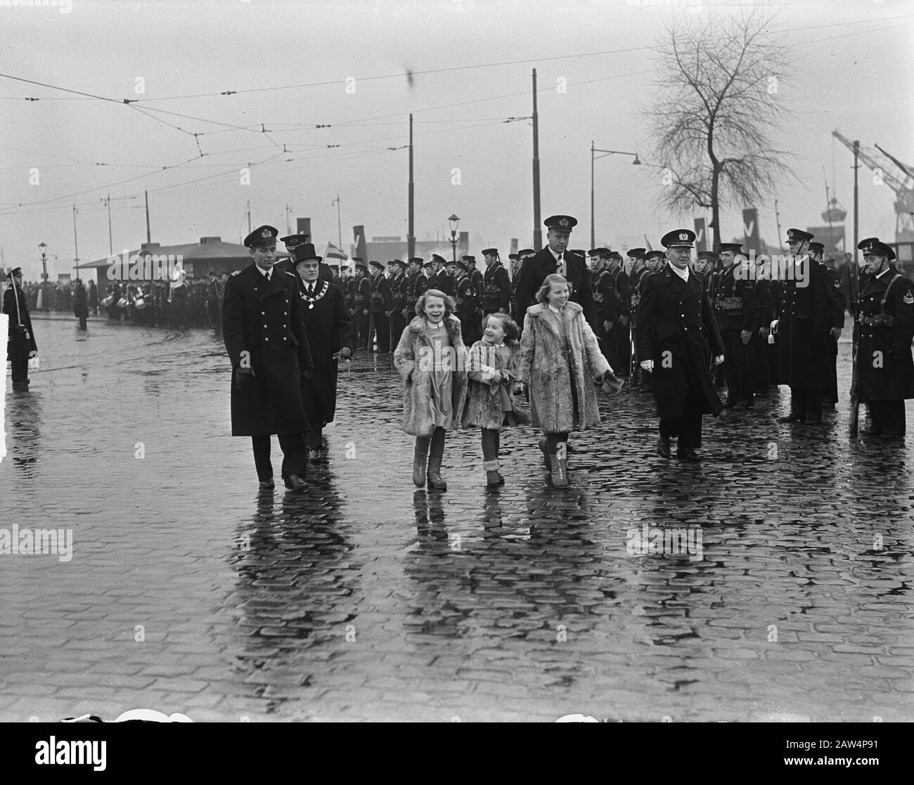 Vérifier le prince Bernhard du Portier Karel Princesses en couverture des officiers de marine et maire Converti à Willemsplein Rotterdam Date: 2 janvier 1950 lieu: Rotterdam mots clés: Maires, marine, princesses Nom De La Personne: Beatrix (princesse Pays-Bas), Irene (princesse Pays-Bas), Margriet (princesse Pays-Bas), Old, Peter Banque D'Images