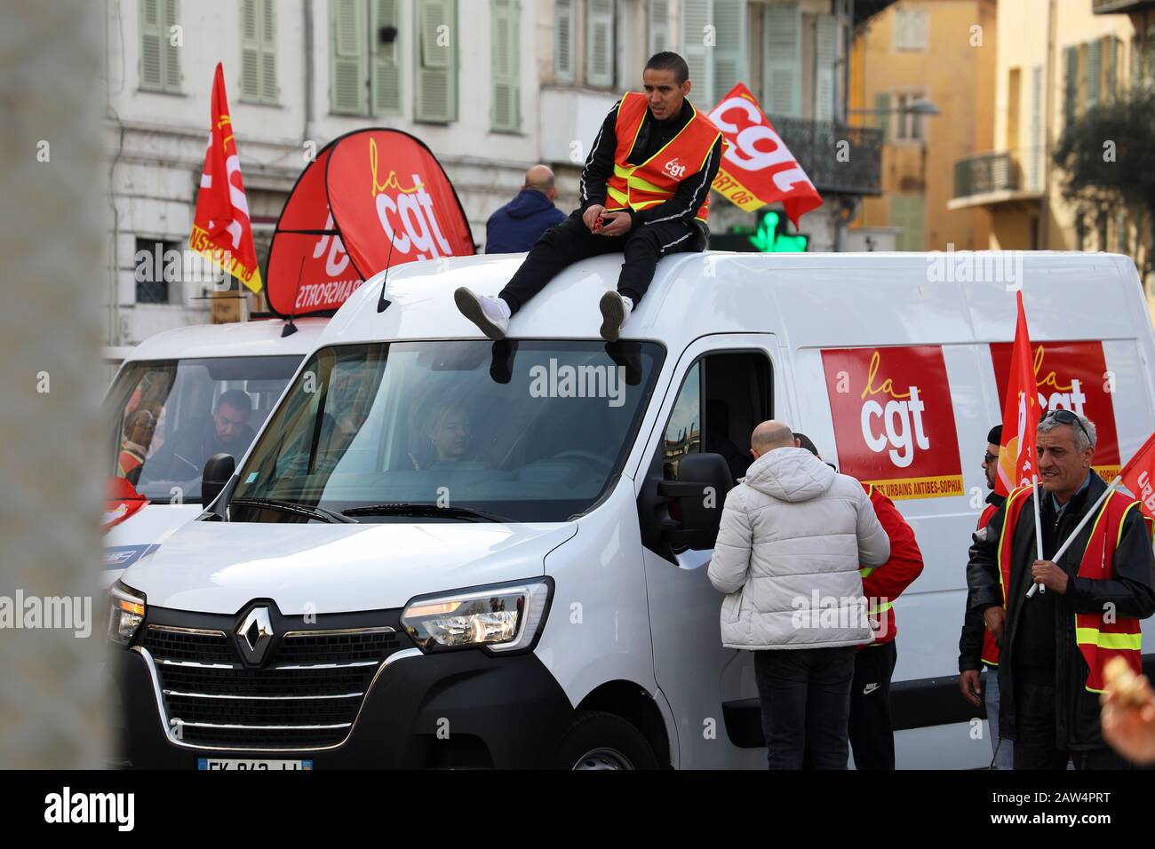 Nice, France - 6 Février 2020: Les Syndicalistes De La Cgt Protestent Contre Le Régime De Réforme Des Pensions Du Gouvernement Macron, L'Homme Sur Le Toit D'Un Camion À Nice O Banque D'Images