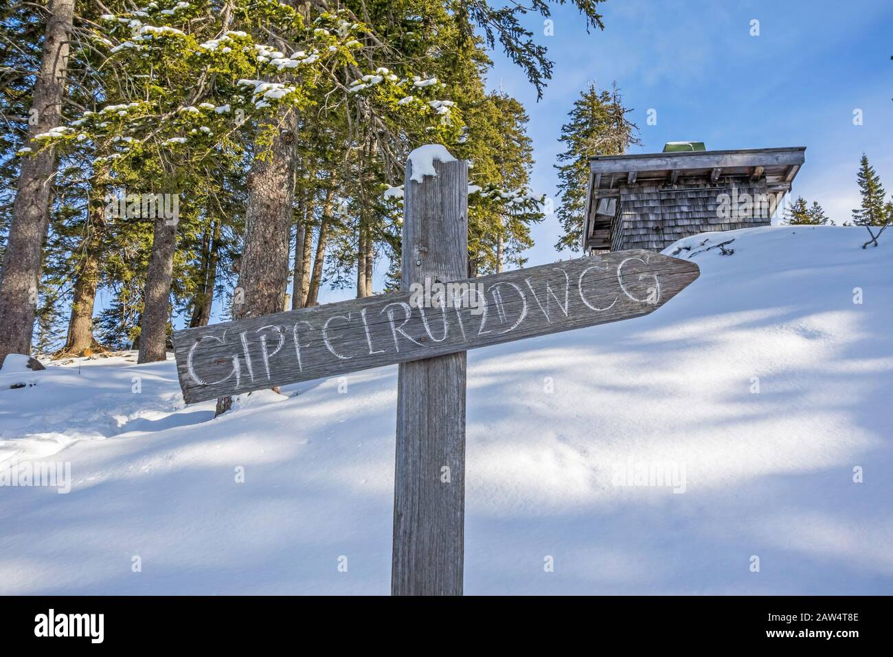 Panneau de montagne indiquant la direction de la piste circulaire autour du sommet en langue allemande - "Gipfelrundweg" Banque D'Images