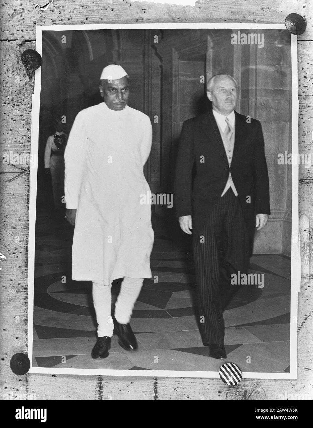 M. A.M.L. Winkelman fournit des informations d'identification à Ds. Rajendra Prasad Date: 1 Novembre 1950 Mots-Clés: Références Nom De La Personne: Prasad, Rajendra, Winkelman, A.m.l. Banque D'Images