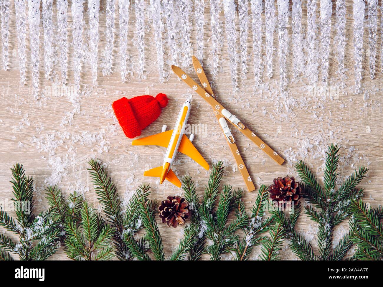 Optez pour le concept de ski d'hiver. Vue de dessus de l'avion, des skis, des chapeaux de bonnet, des branches d'arbres d'épicéa sur fond naturel confortable en bois. Banque D'Images