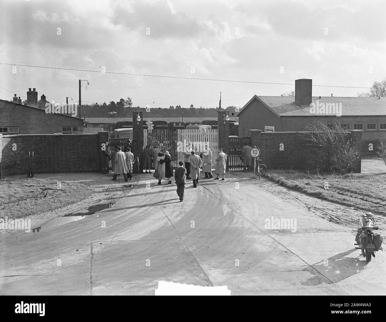 Prisonnier de guerre néerlandais de retour de Russie à Amersfoort Annotation: Personnes impliquées qui avaient été dans le service militaire allemand Date: 11 novembre 1950 lieu: Amersfoort mots clés: Prisonnier de guerre, rapatriement Banque D'Images