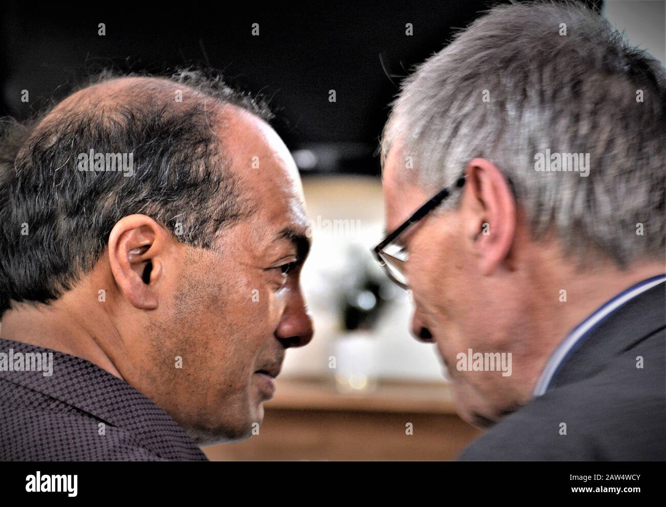 2 « jeunes » hommes âgés qui discutent ensemble lors d'un événement familial Banque D'Images