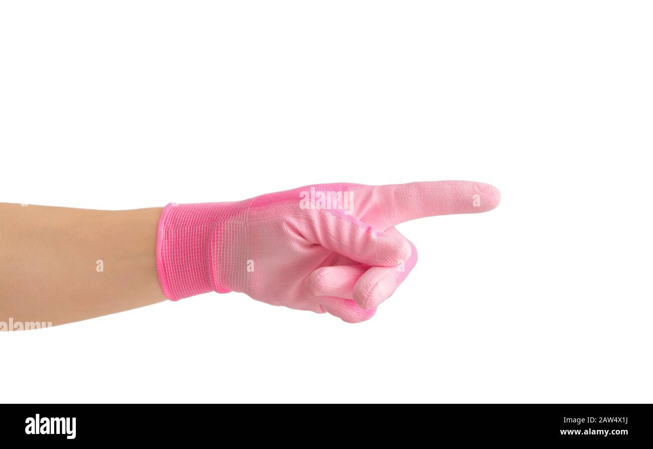 Femme gestuelle à la main et pointant avec le doigt, portant un gant de travail de paume en caoutchouc textile rose. Isolé sur blanc avec espace de copie. Banque D'Images