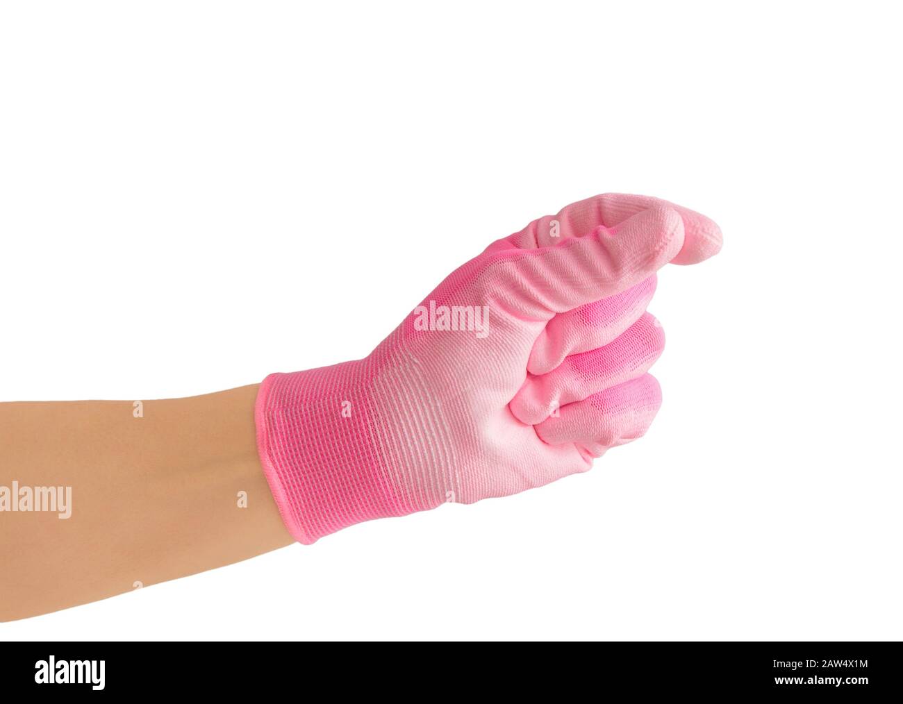 Femme gestuelle et tenant quelque chose entre les doigts, portant un gant de travail de paume en caoutchouc textile rose. Isolé sur blanc avec espace de copie. Banque D'Images
