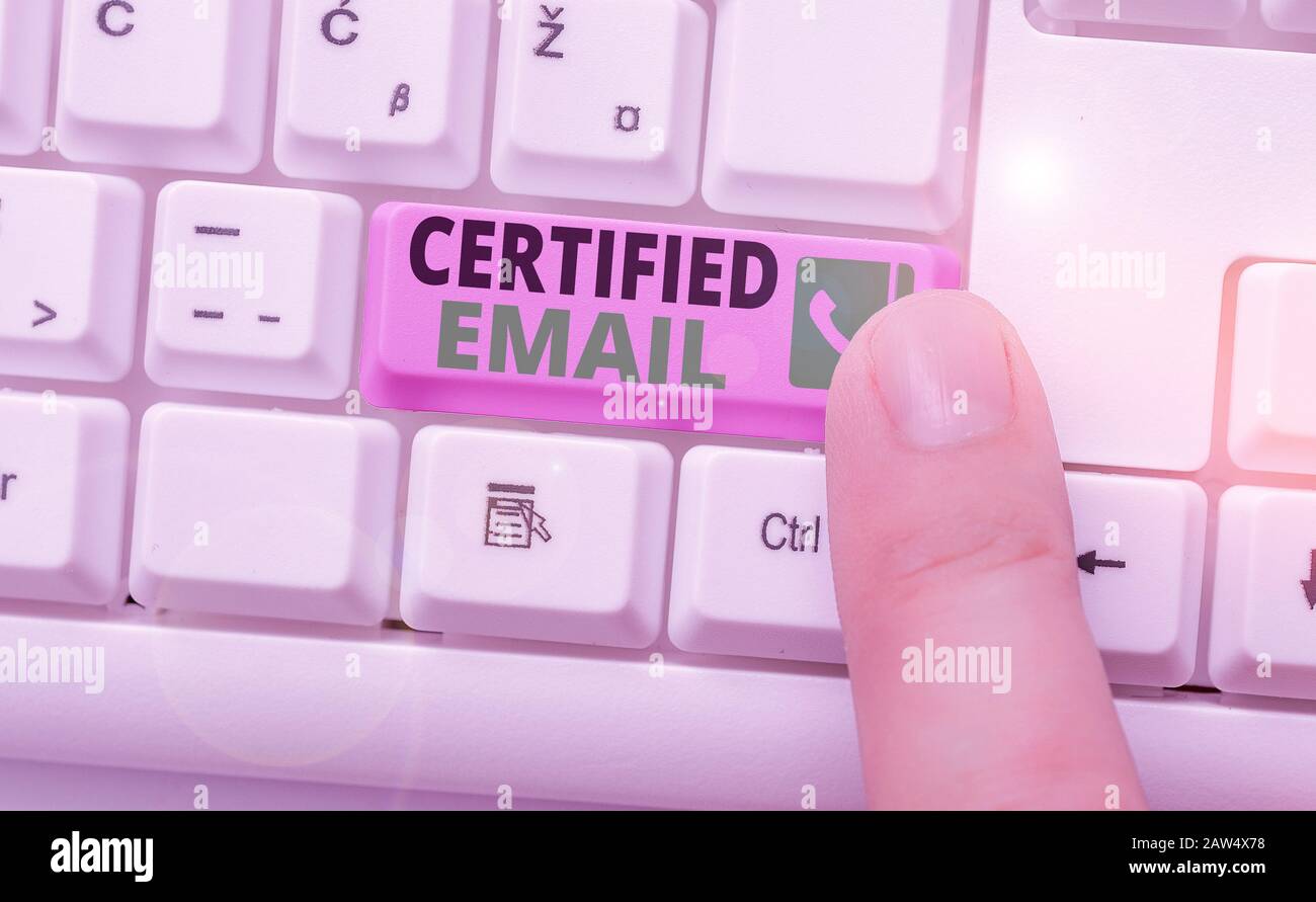 Rédaction conceptuelle montrant l'e-mail certifié. Concept signifiant e-mail dont l'envoi est certifié par un tiers neutre Banque D'Images