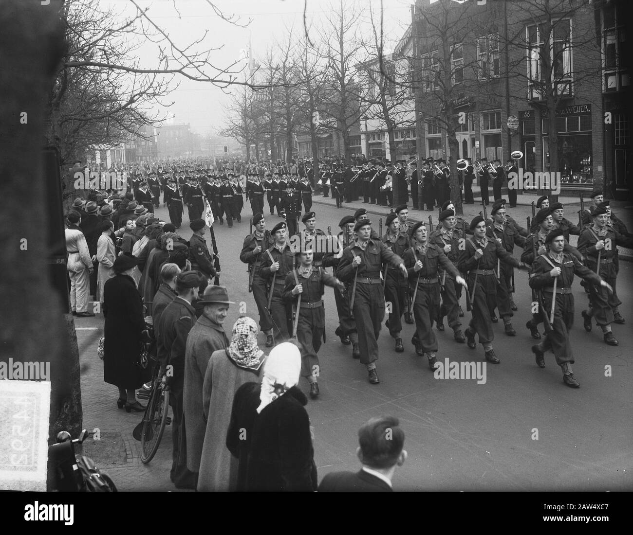 Mug Hilversum 5 ans défilé et réception Date : 6 mars 1951 lieu : Hilversum mots clés : defile Banque D'Images