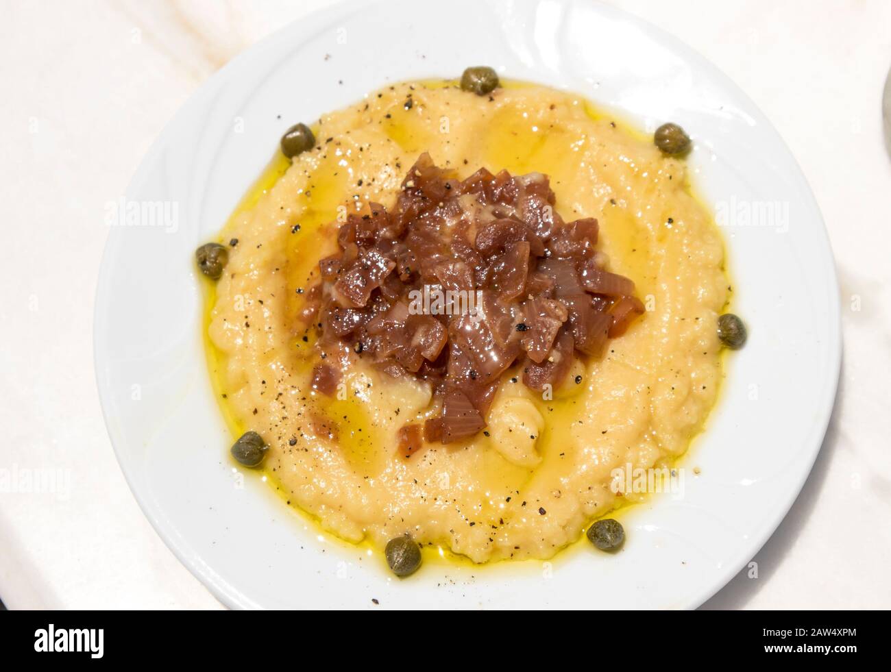 Purée traditionnelle de Fava avec câpres et oignons dans la taverne de Santorin, Grèce. Fava de Santorin est une appellation d'origine protégée. Banque D'Images