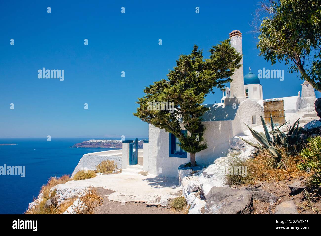 Foyer sélectif sur l'église dôme bleue (Theoskepasti) sur le côté du rocher de Skaros sur l'île volcanique de Santorin en Grèce, en Europe. Ville d'Oia sur CA Banque D'Images