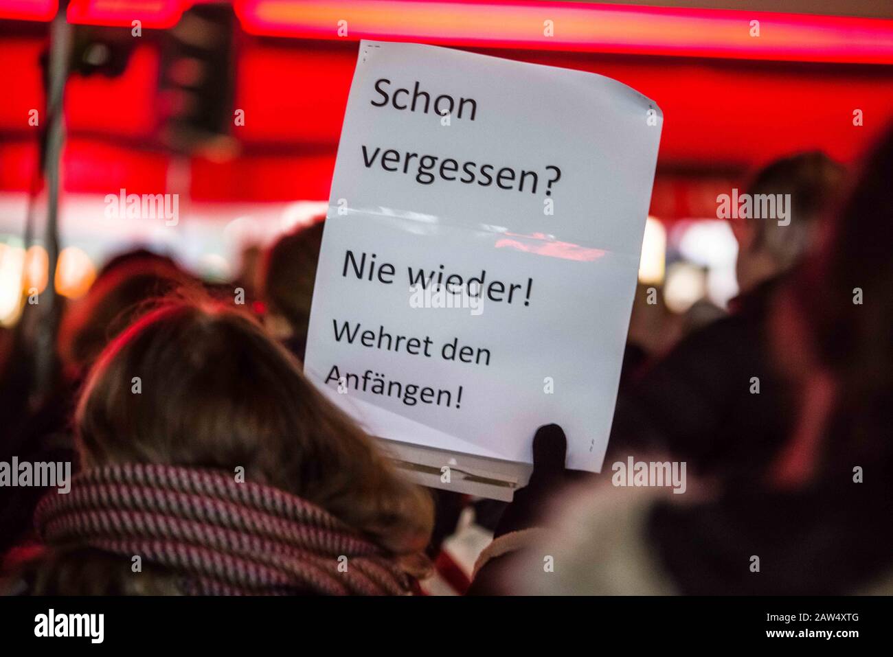 Munich, Bavière, Allemagne. 6 février 2020. Les manifestants à Munich, en Allemagne contre les partis du FDP et de l'AFD ont des signes se rappelant de leur passé et pour arrêter le fascisme avant qu'il ne commence. En Allemagne, plus de 500 personnes se sont rassemblées à Munich pour protester contre le FDP devant leurs bureaux dans la Goethestrasse. Thomas Kemmerich, du FDP, a récemment remporté la position du Ministre-Président de la Thuringe après avoir obtenu son soutien au parti fasciste de l'AFD, mettant en place des manifestations politiques et des citoyens. Crédit: Sachelle Babbar/Zuma Wire/Alay Live News Banque D'Images