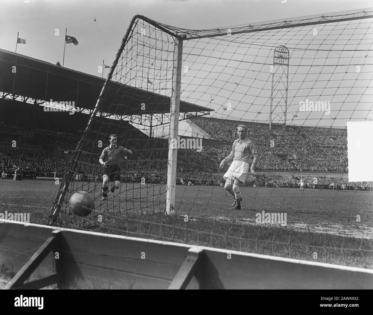 Pays-Bas contre la Belgique objectif néerlandais 2-3 Date : 15 avril 1951 mots clés : buts, sport, football Banque D'Images