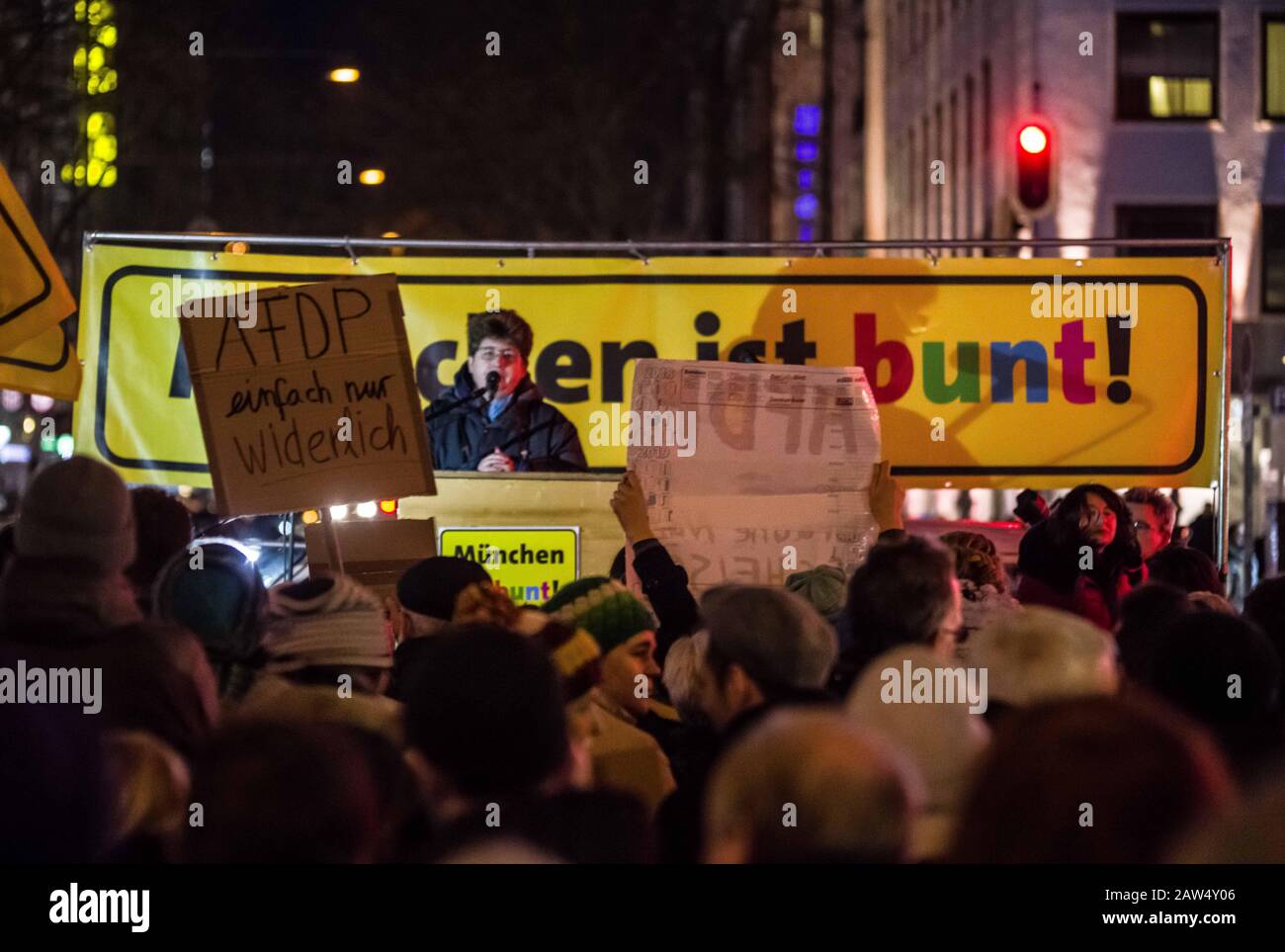 Munich, Bavière, Allemagne. 6 février 2020. En Allemagne, plus de 500 personnes se sont rassemblées à Munich pour protester contre le FDP devant leurs bureaux dans la Goethestrasse. Thomas Kemmerich, du FDP, a récemment remporté la position du Ministre-Président de la Thuringe après avoir obtenu son soutien au parti fasciste de l'AFD, mettant en place des manifestations politiques et des citoyens. Crédit: Sachelle Babbar/Zuma Wire/Alay Live News Banque D'Images