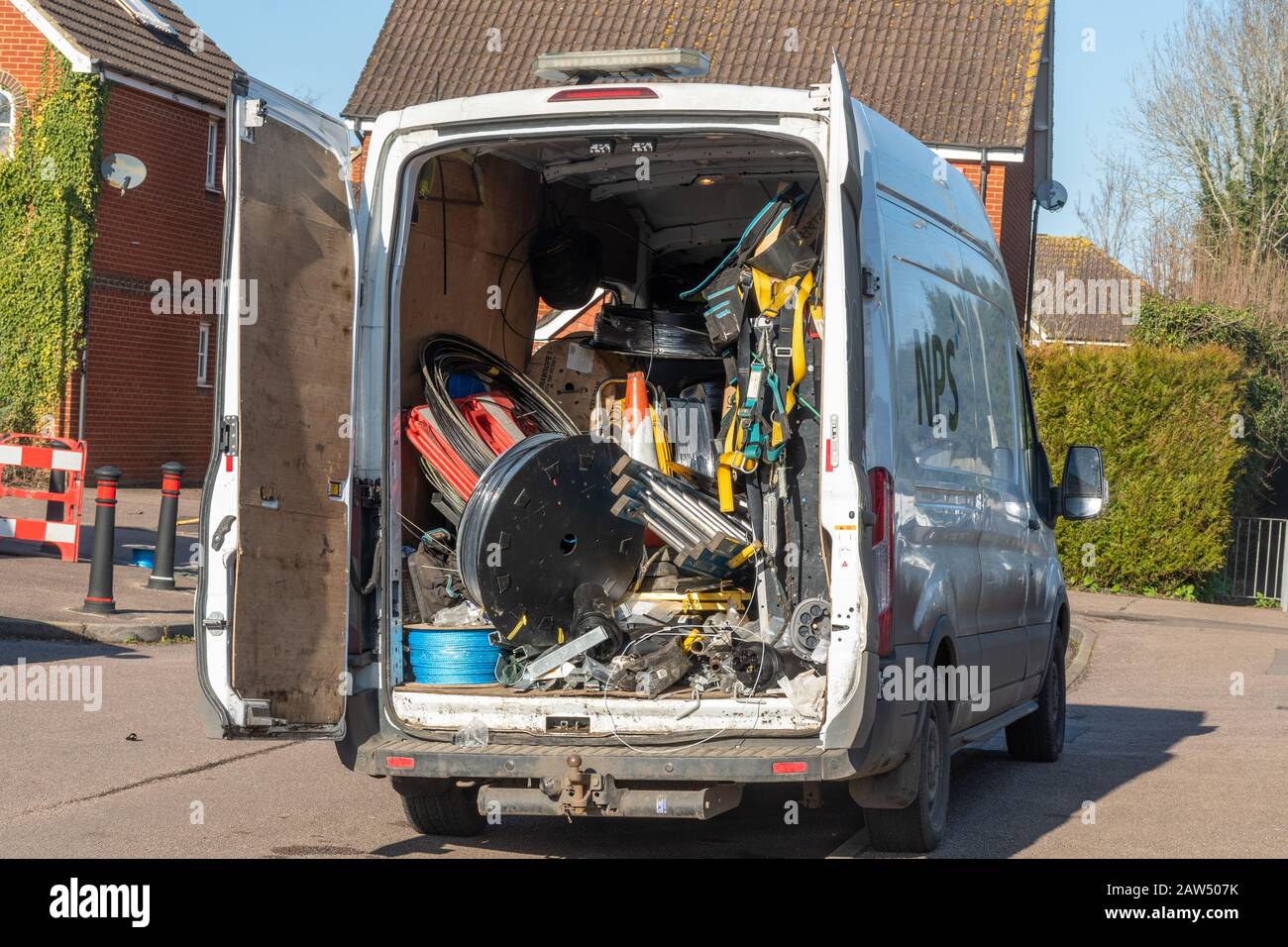 NPS Van (Network Planning Solutions) avec les portes arrière ouvertes pleine de câbles et d'autres équipements Banque D'Images