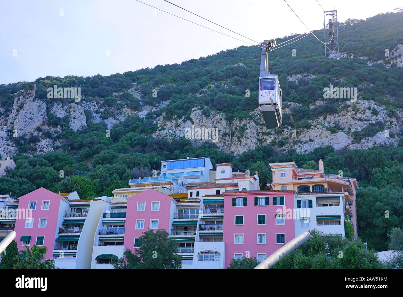 Gibraltar, ROYAUME-UNI -27 avril 2019 - vue sur le téléphérique de Gibraltar (Teleférico de Gibraltar), un tramway aérien qui se déplace vers le Rocher de Gibraltar Banque D'Images