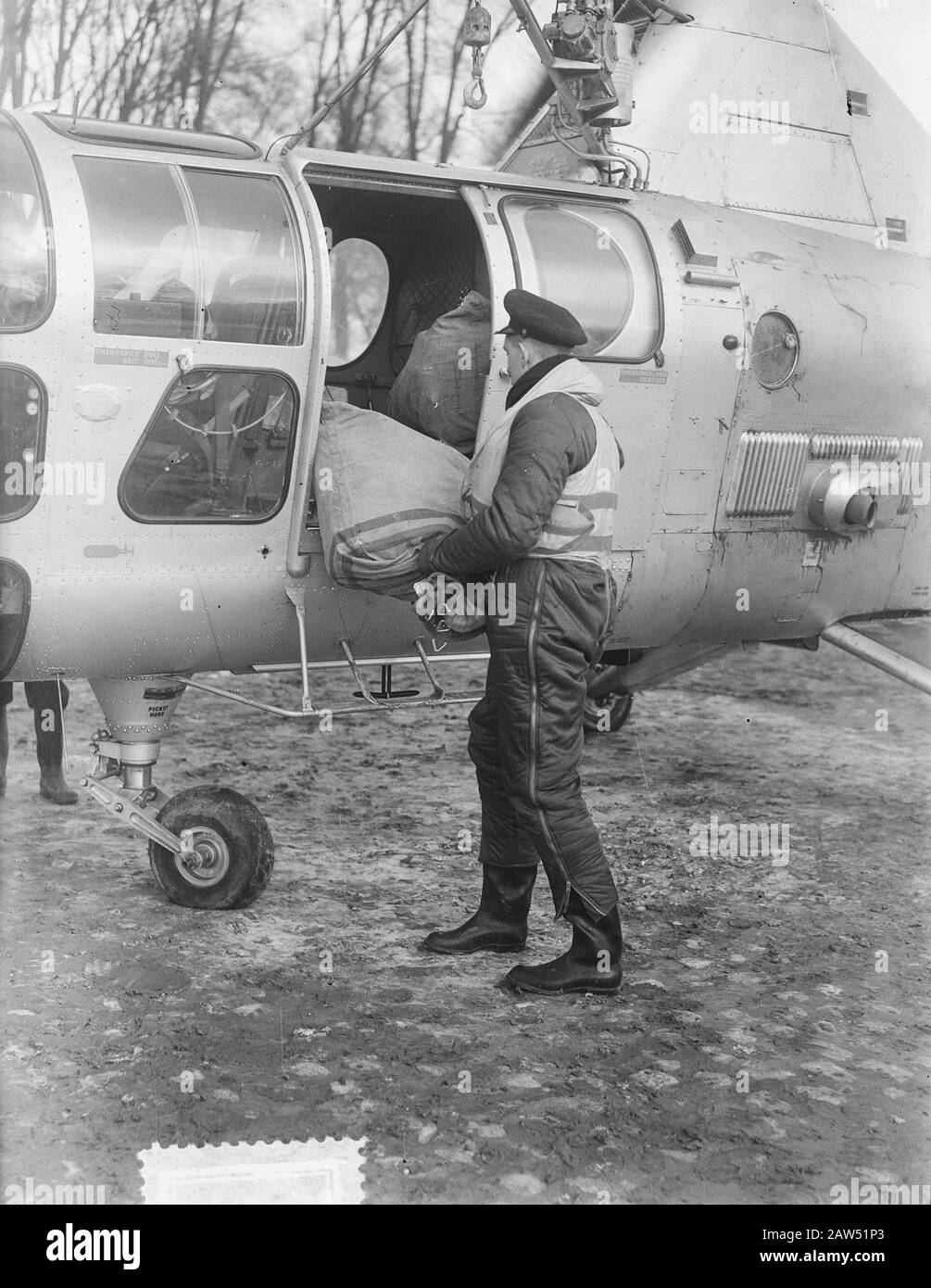 Inondation 1953. Poste déchargé d'un hélicoptère Sikorsky S 51 à Zierikzee Date : 5 février 1953 lieu : Zeeland, Zierikzee mots clés : hélicoptères, après inondation Banque D'Images Inondation 1953. Poste déchargé d'un hélicoptère Sikorsky S 51 à Zierikzee Date : 5 février 1953 lieu : Zeeland, Zierikzee mots clés : hélicoptères, après inondation Banque D'Images