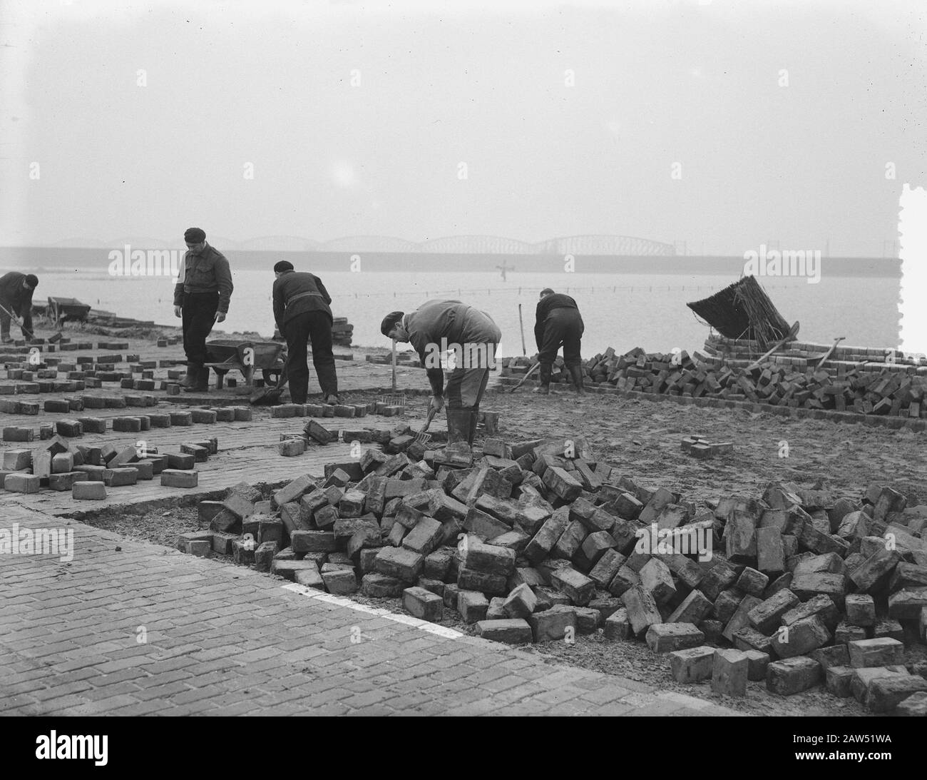 Réparation de remblai Moerdijkbrug. Réparation Pavé Moerdijk Date: 19 Février 1953 Lieu: Moerdijk Mots Clés: Pavé, Floods, Réparation Nom De L'Établissement: Moerdijkbrug Banque D'Images