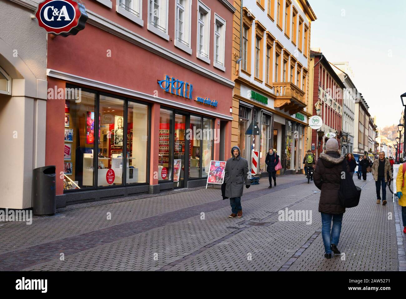 Heidelberg, Allemagne - février 2020: Les gens qui descendent dans la rue principale du centre-ville en hiver froid Banque D'Images