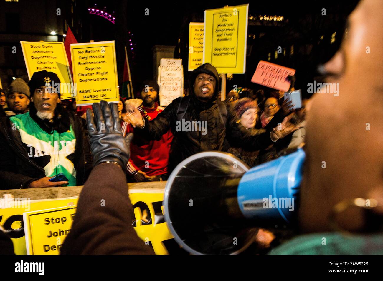 Londres UK 6 février 2020 Les Gens appellent à une action directe lors de la manifestation à Whitehal contre un prochain vol de déménagement prévu pour transporter jusqu'à 50 personnes à la Jamaïque le 11 février. Crédit: Thabo Jaiyesimi/Alay Live News Banque D'Images