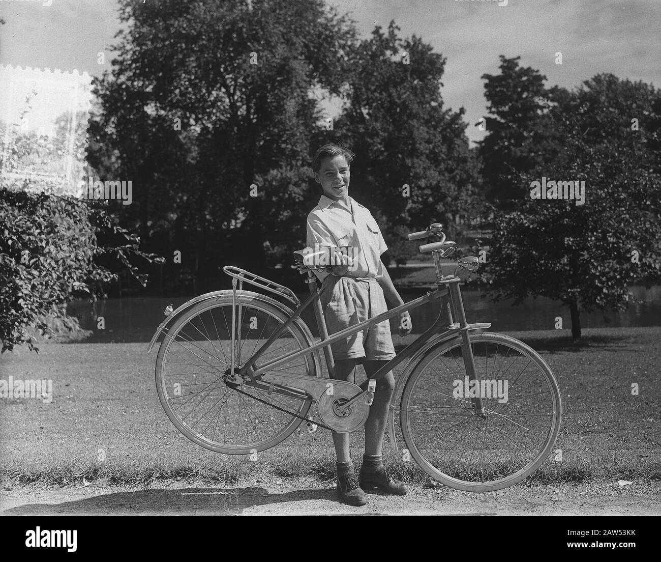 New plastic bike (15 kg) in Amsterdam cabinet Discuter Bolt Street Date: 21 juillet 1953 lieu: Amsterdam, Noord-Holland mots clés: Plastique, vélos Personne Nom: Société Discuter Banque D'Images