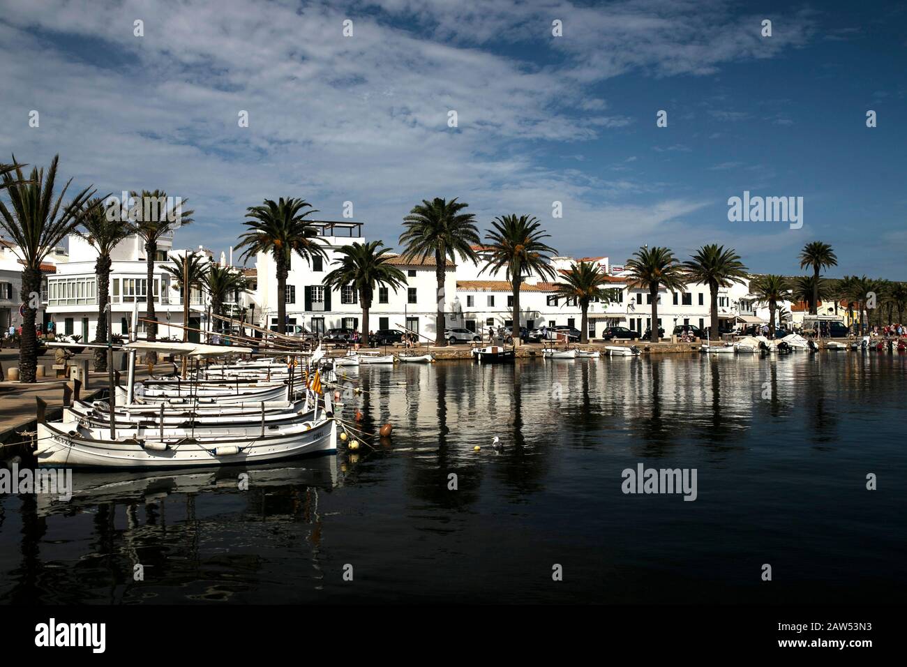 Bateaux dans le port de Fornells, Minorque Banque D'Images