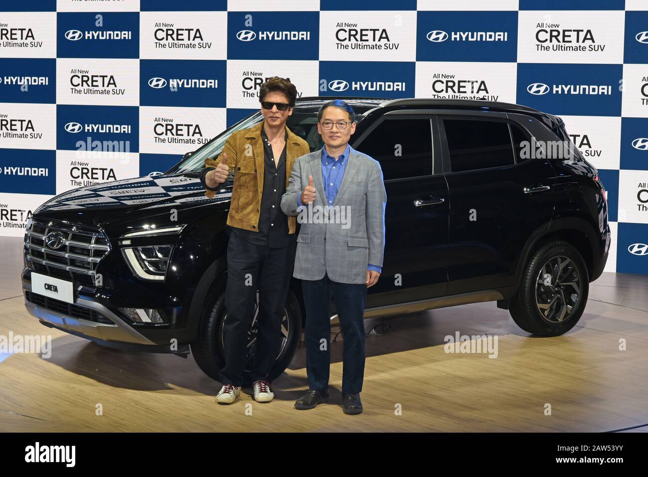 Directeur général (MD) et PDG de Hyundai Motors India Ltd, Seon Seob Kim et acteur indien de Bollywood, Shah Rukh Khan pose à côté du tout nouveau SUV Hyundai Creta à l'Indian Auto Expo à Greater Noida, 2020. Banque D'Images