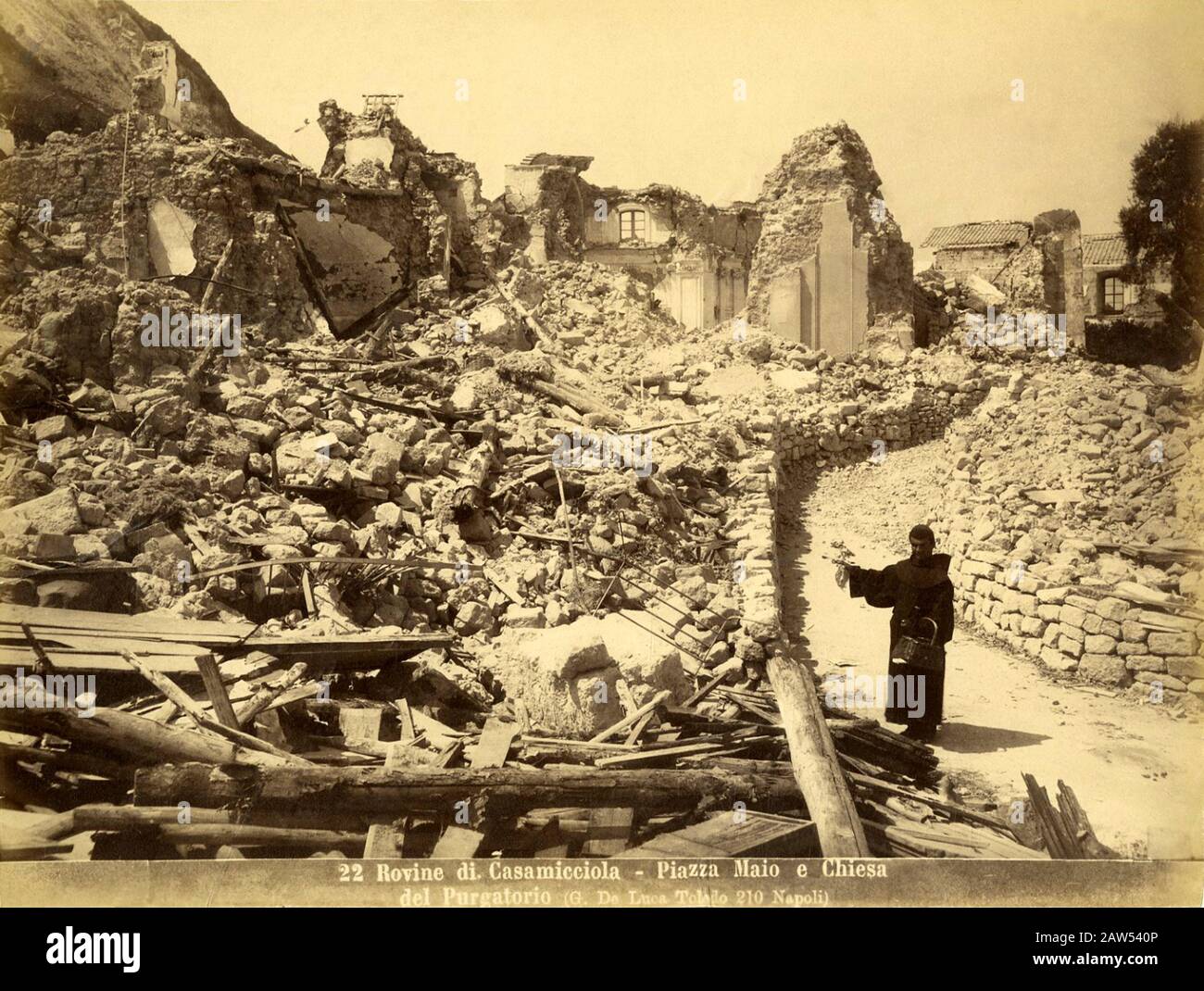 1883 CA , Ile D'ISCHIA , Naples , ITALIE : CASAMICCIOLA , Piazza Maio et l'Église de Purgatorio , après le tremblement de terre du 28 juillet 1883 , la ruine Banque D'Images