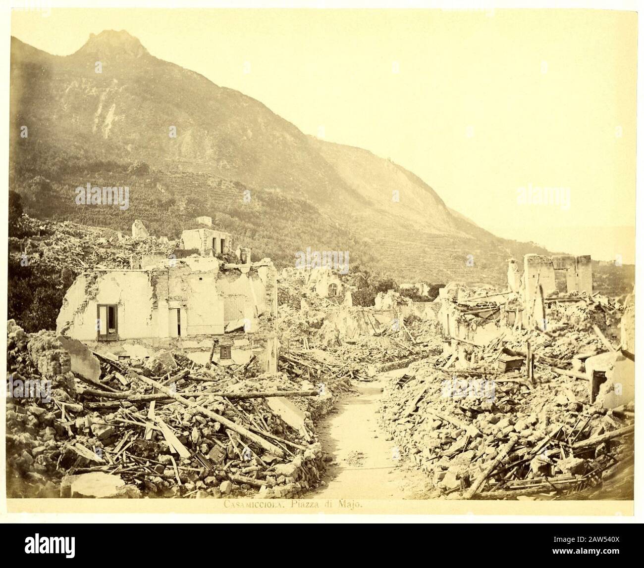 1890 CA , Ile D'ISCHIA , Naples , ITALIE : CASAMICCIOLA , Piazza di Majo et l'Église de Purgatorio , après le tremblement de terre du 28 juillet 1883 , le r Banque D'Images