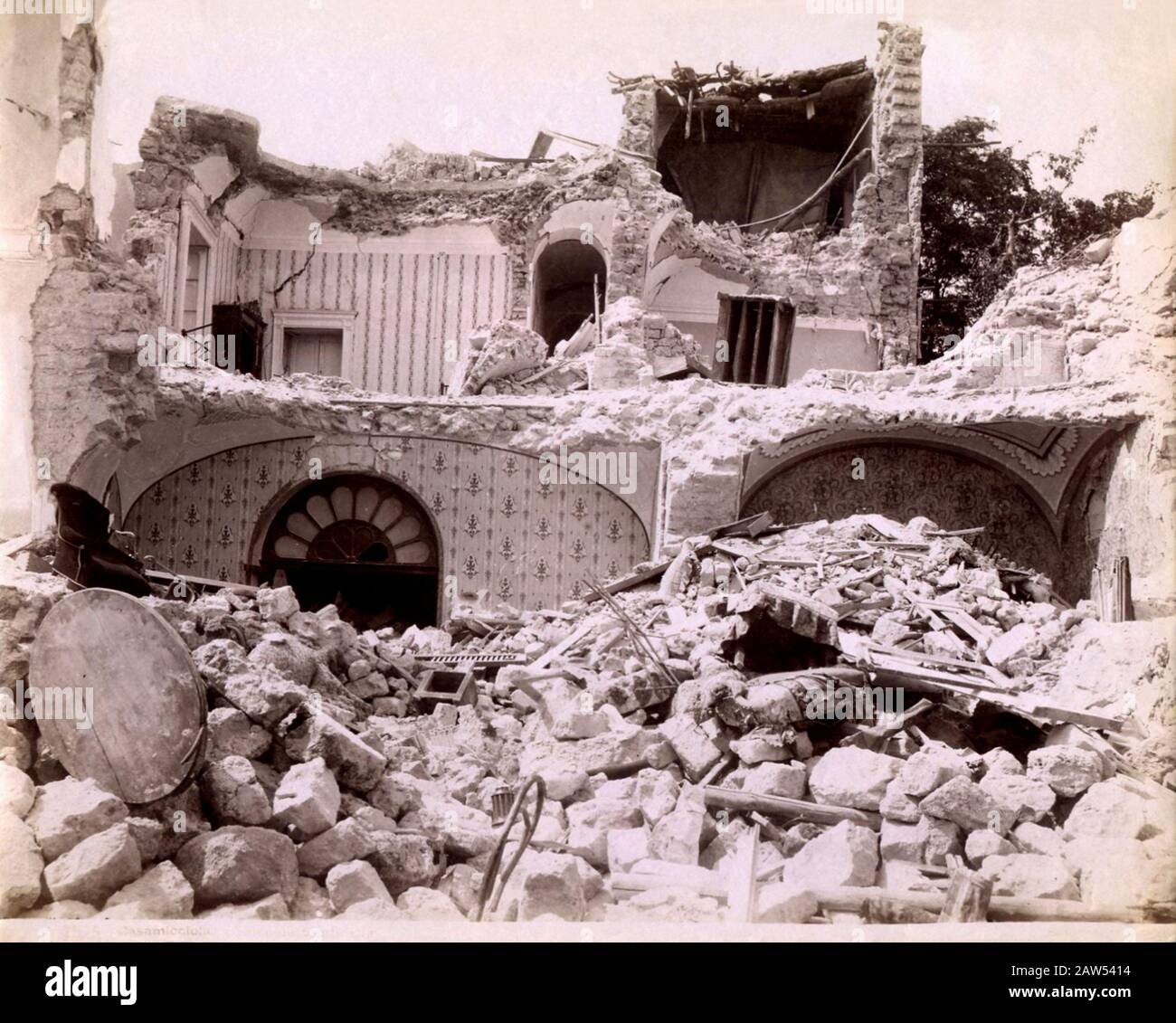 1890 CA , Ile D'ISCHIA , Naples , ITALIE : CASAMICCIOLA , Hotel Piccola Sentenella, après le tremblement de terre du 28 juillet 1883 , les ruines . À la fois le e Banque D'Images