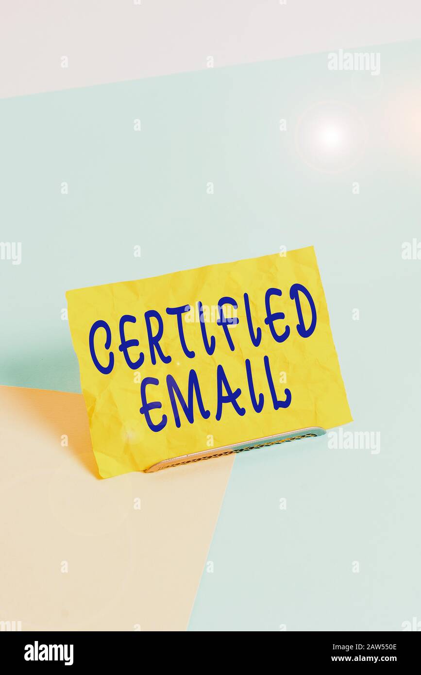 Écriture de texte manuscrite courrier électronique certifié. E-mail photo conceptuel dont l'envoi est certifié par un papier tiers neutre placé incliné au-dessus du tampon W Banque D'Images