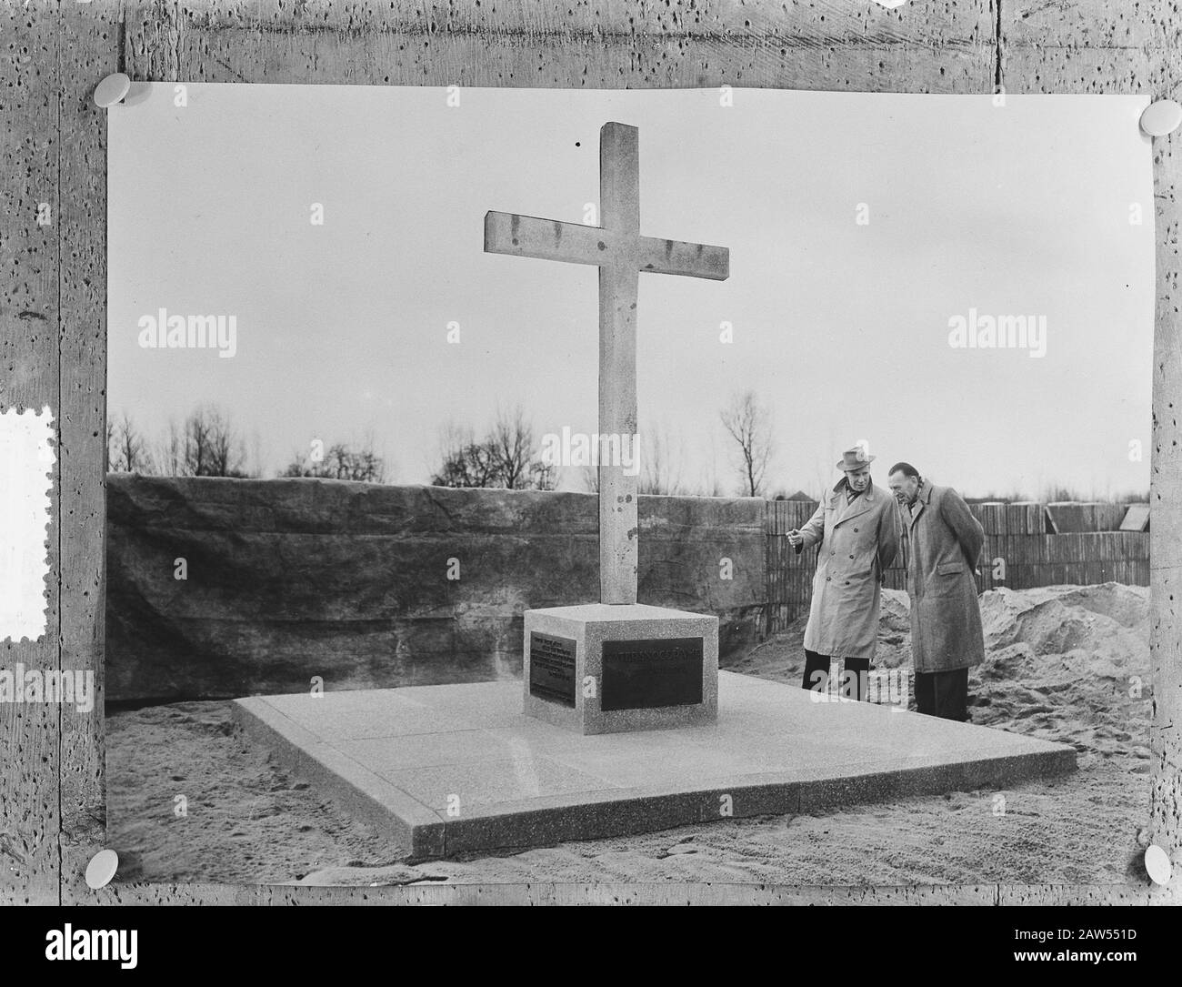 Mémorial Des Catastrophes Pour New Vossemeer. Ce monument, que la société d'adoption qui a effectué le site de réparation à l'église a été donné le 1er février 1954 sera dévoilé par le commissaire de la Reine en Angleterre. La croix de pierre est de 3,62 m de haut et le sokker 3:50 mètres carrés. Les plaques de bronze sont également laissées le passage final du discours de la Reine le 8 février '53, au milieu des mots Flood le 1er février 1953 et à gauche le 12ème verset de l'hymne national. Le maire de New Vossemeer E.P.A.M. Janssens (à droite) et M. B. J. Hoogsteden, qui placent le monument (à gauche), ont visité le à N.V. Verwo Banque D'Images