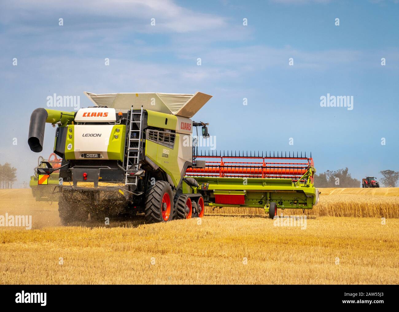 Canterbury, Nouvelle-Zélande - 2 février 2020: Une grande moissonneuse-batteuse travaillant dans un champ d'orge en été Banque D'Images