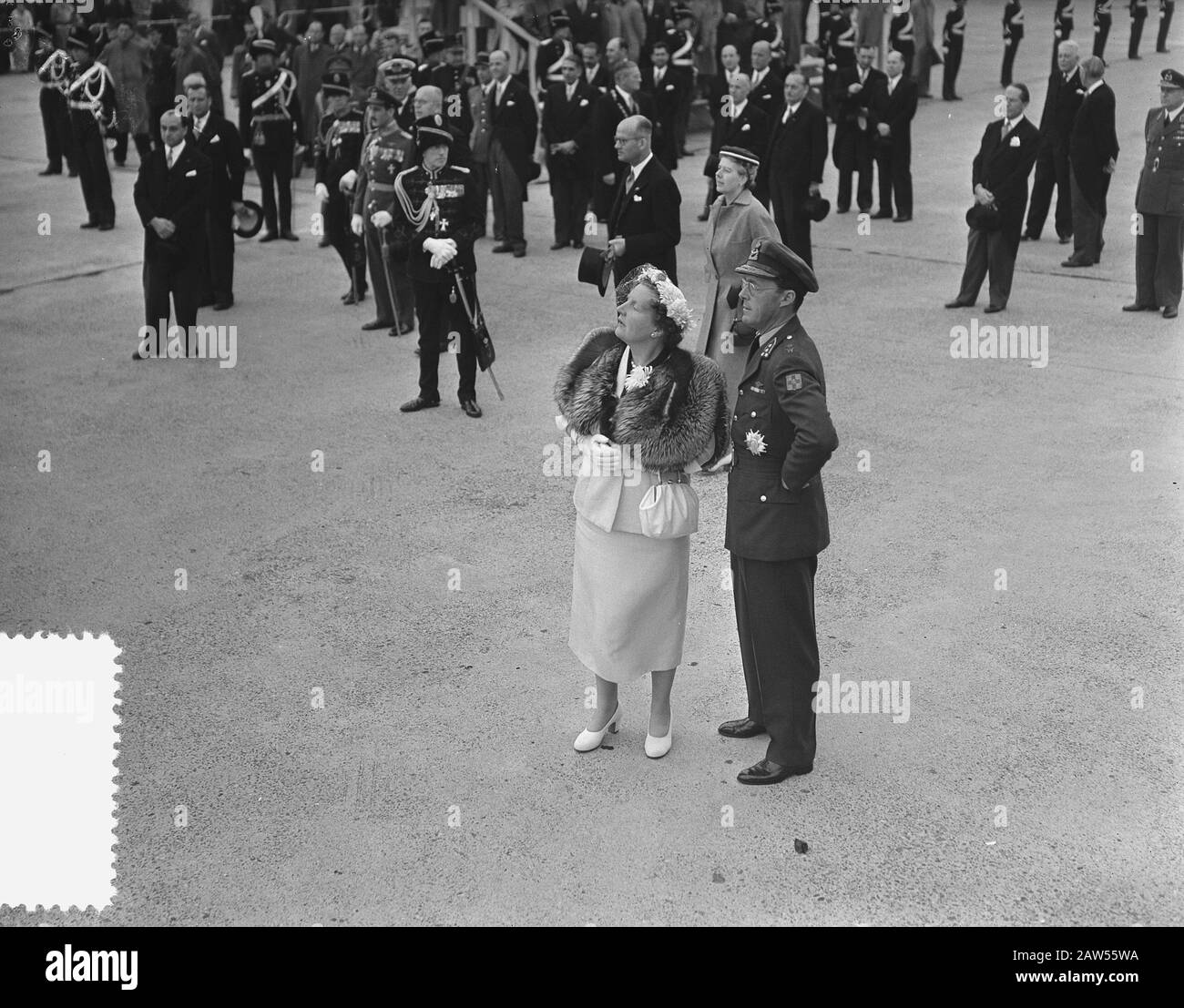 Dernière visite d'état en France Coty Pays-Bas. Départ et adieu Schiphol Date: 24 juillet 1954 lieu: North-Holland, Schiphol mots clés: Queens, royalties, présidents, princes, visites d'état Nom De La Personne: Bernhard, prince, Coty, R., Juliana, Queen Banque D'Images