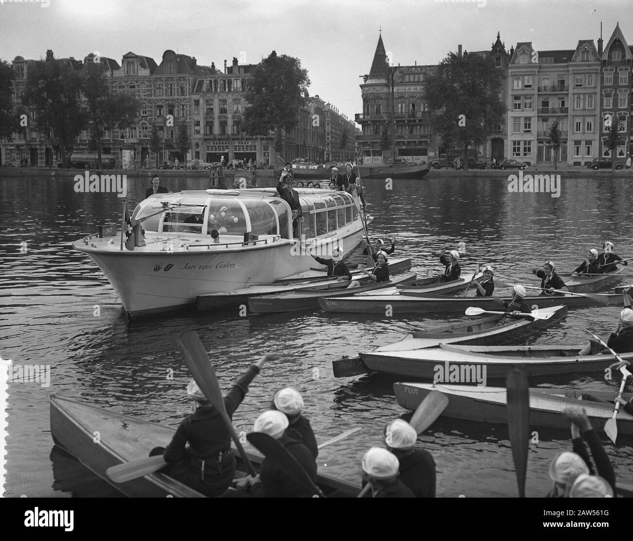 Les éclaireurs de filles apportent de leurs bateaux un salut à Lady Baden-Powell dans un bateau debout Date: 20 août 1954 lieu: Amsterdam, Noord-Holland mots clés: Bateaux, scouts de garçons, scouts de filles, tour bateaux Personne Nom: Baden-Powell Banque D'Images