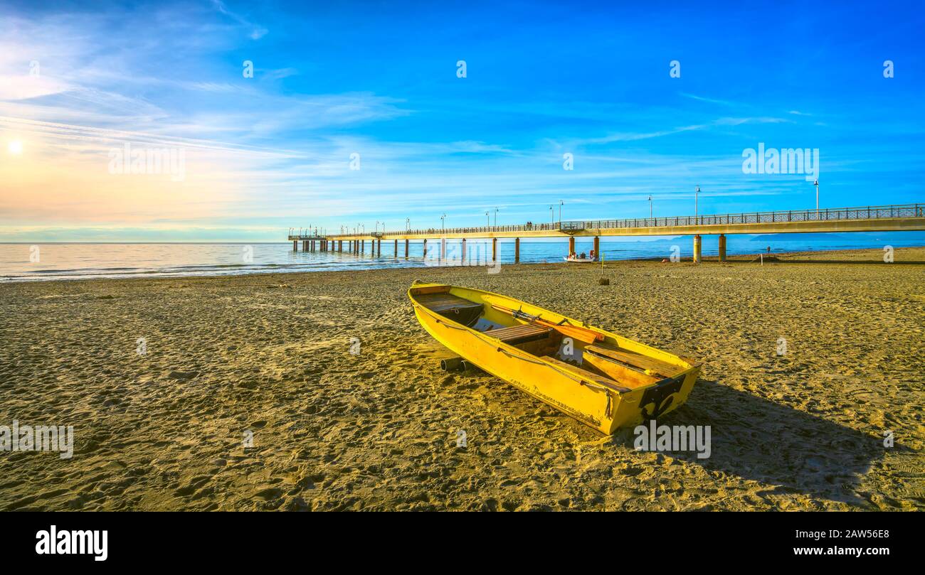 Jetée ou jetée, bateau sur la plage et la mer à Marina di Pietrasanta. Versilia Lucca Toscane Italie Banque D'Images