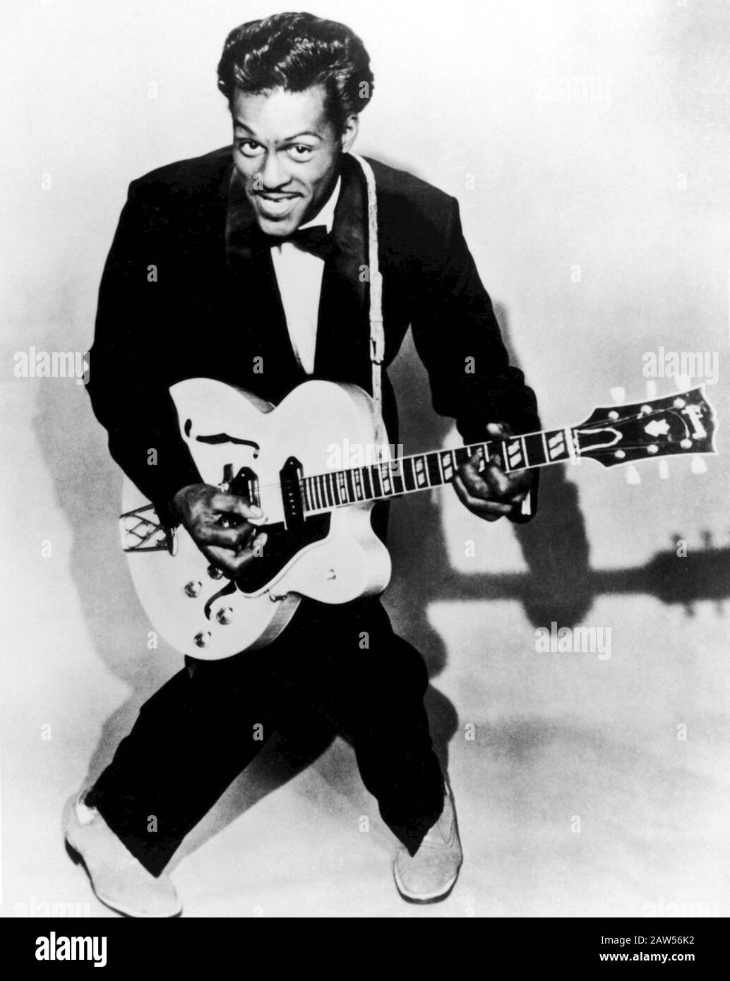 1957 , Etats-Unis : la célèbre Star Rock'n Roll CHUCK BERRY ( 1926 – 2017 ), guitariste , chanteur et compositeur . Avec des chansons telles que ' Maybellene ' (1 Banque D'Images